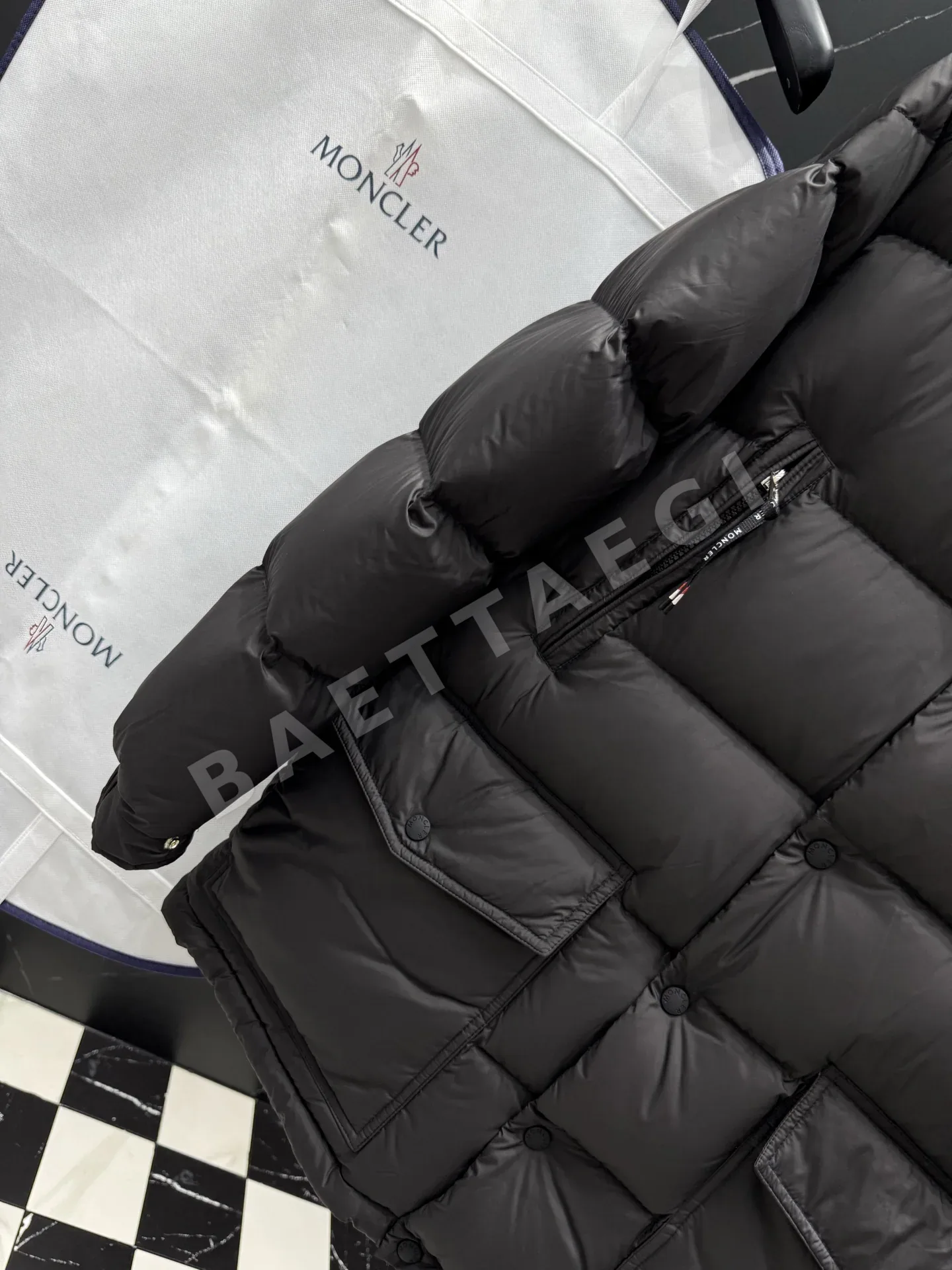 몽클레르 남성 화이트덕다운 패딩 상세 이미지 4