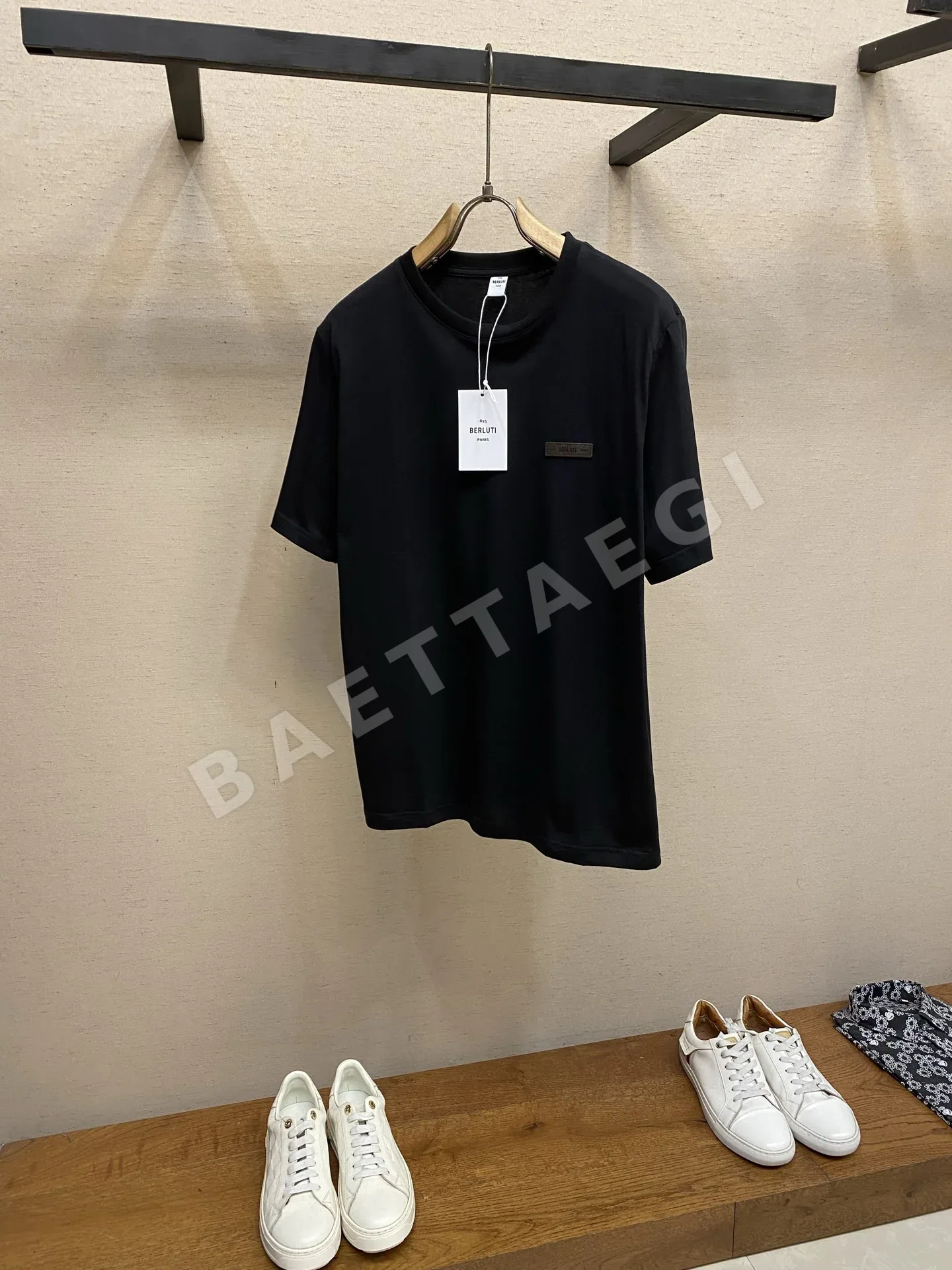 벨루티 크루넥 로고 레더 엠블럼 코튼 반팔 티셔츠