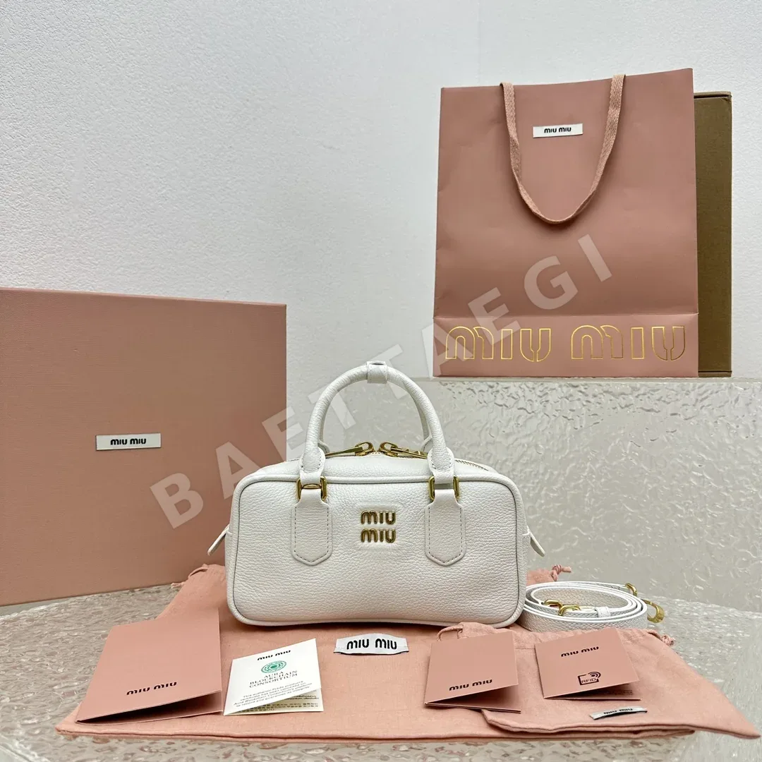 미우미우 흰색 엠보 로고 소프트 볼링백 68034
