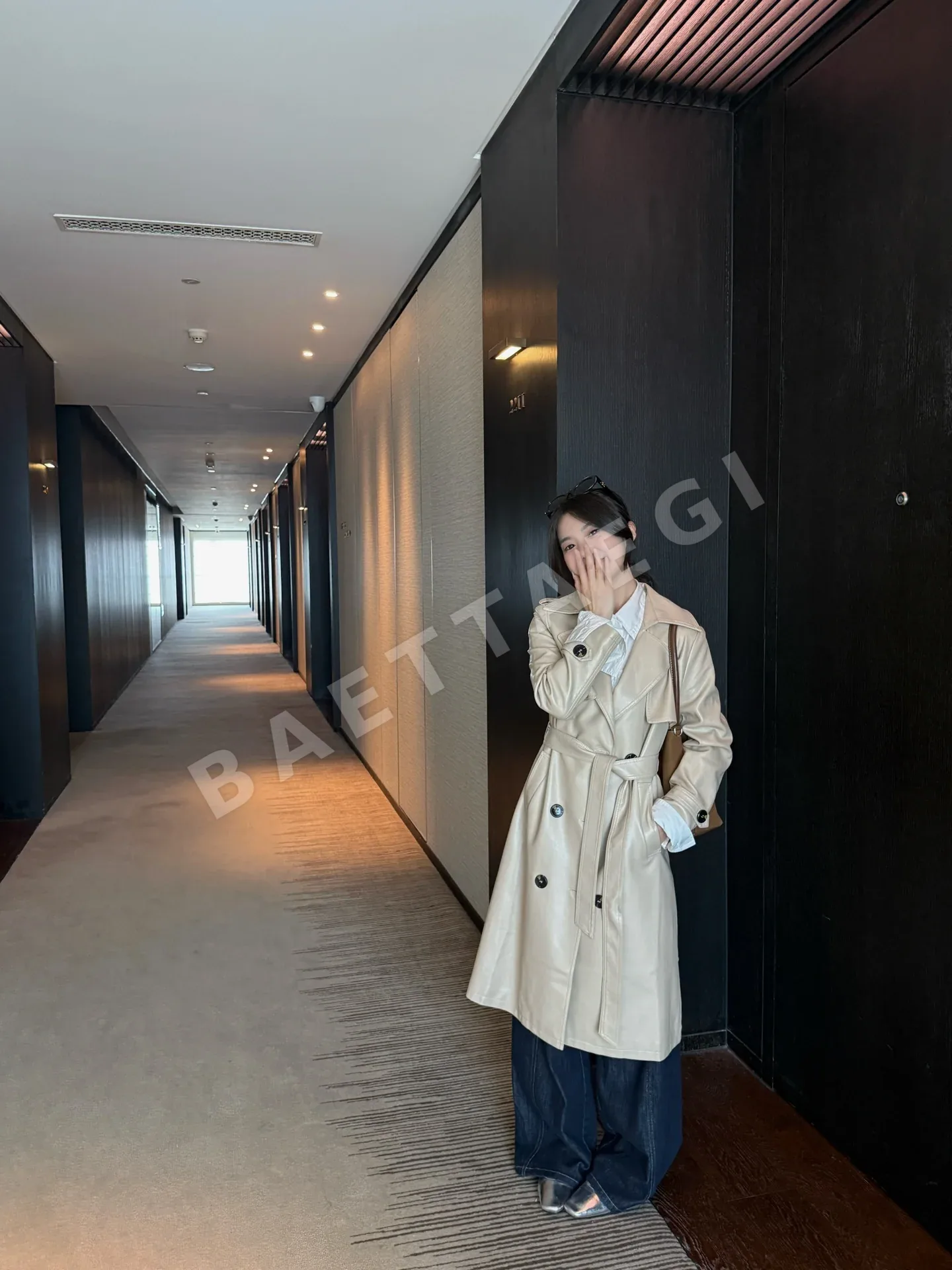 버버리 켄징턴 가죽 트렌치코트 여성 자켓 상세 이미지 3