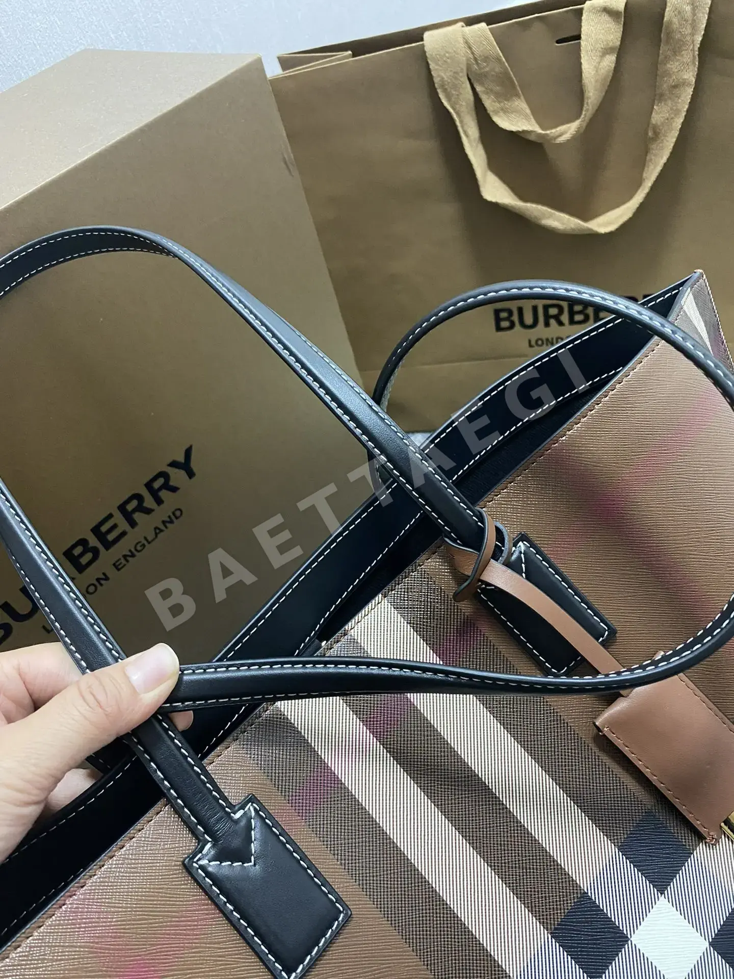 버버리 버치우드 체크 토트백 상세 이미지 4