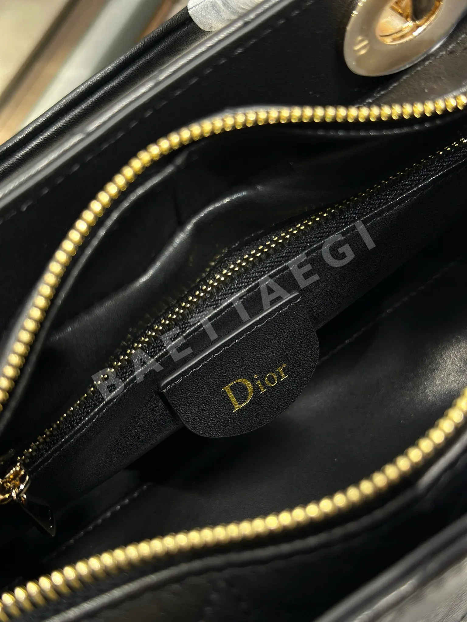 디올 레디 스몰 블랙 가죽 핸드백 상세 이미지 8