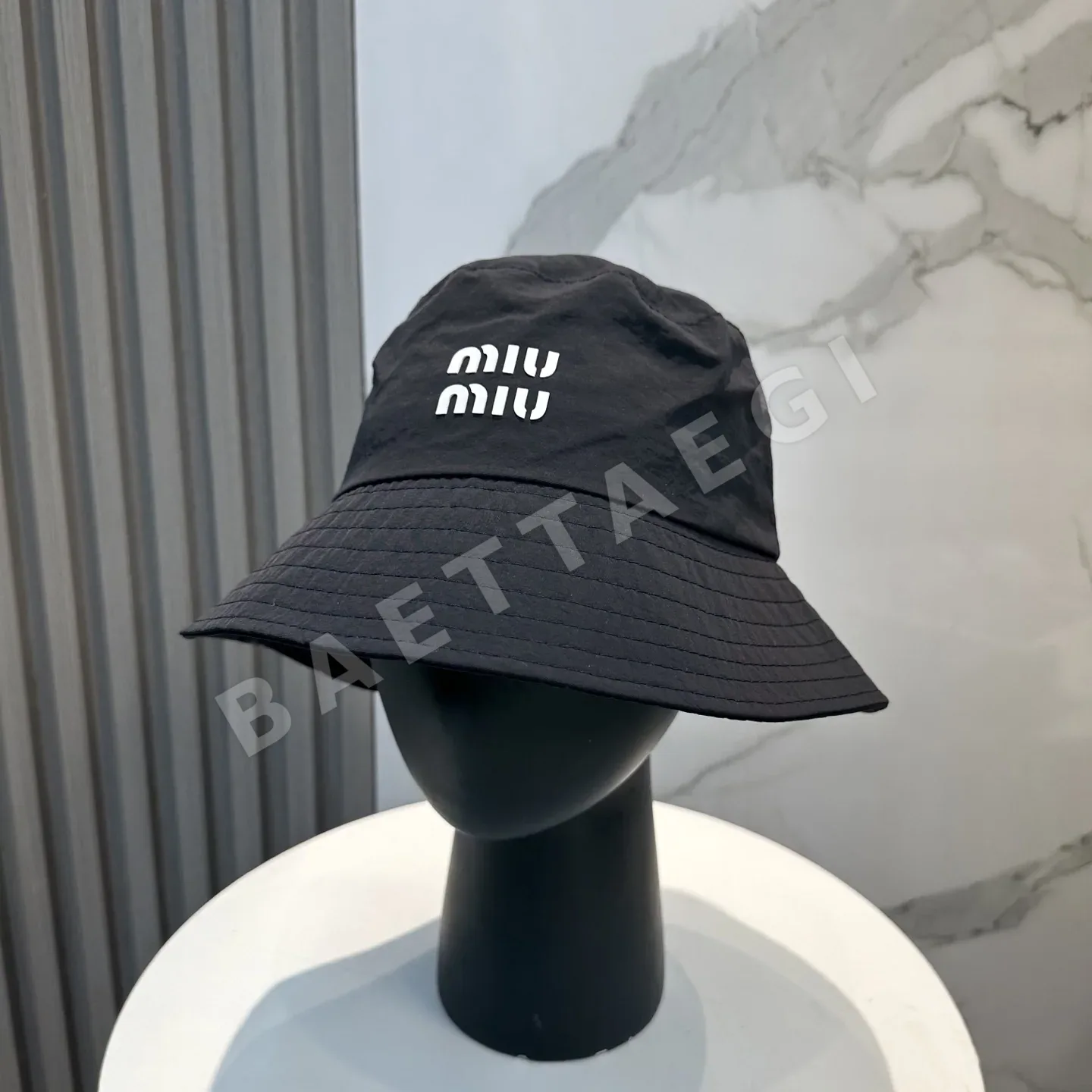 미우미우 미니멀 속건성 버킷햇 모자 119162