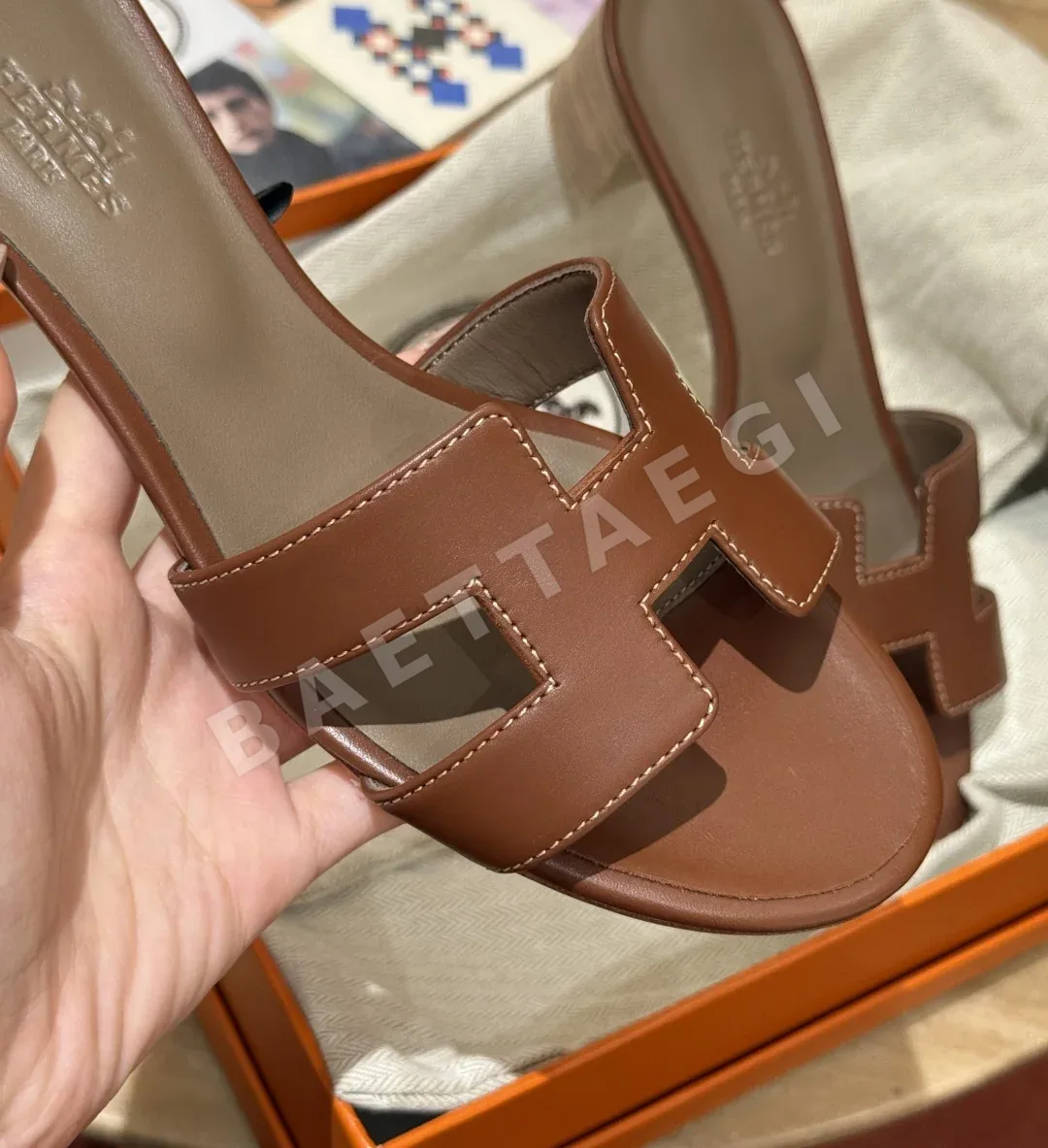 에르메스 오아시스 샌들 Saddle Red Calfskin H 컷아웃 상세 이미지 2