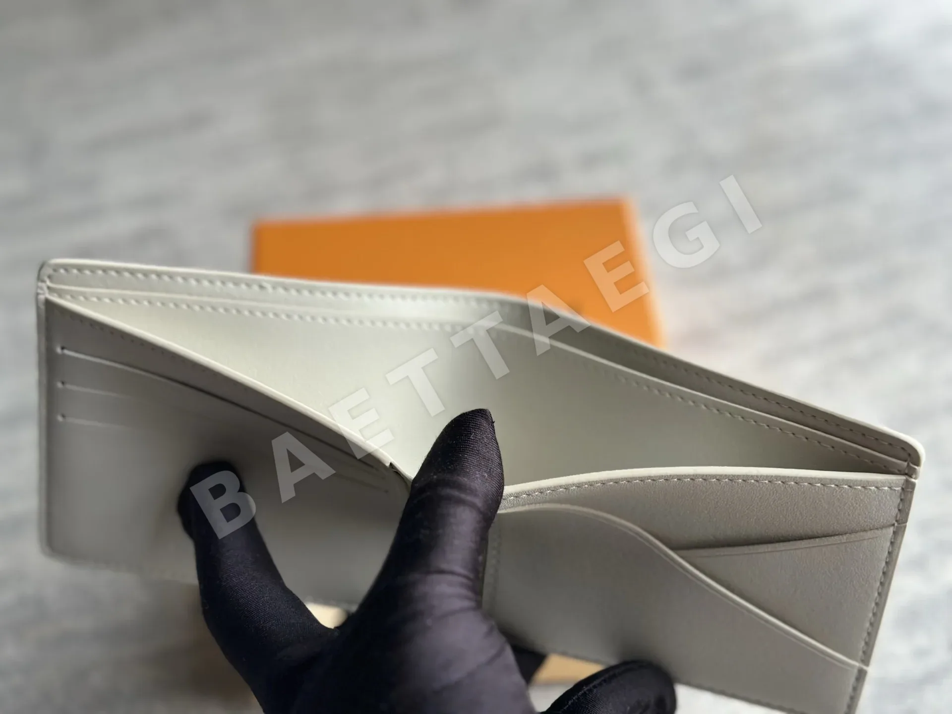 루이비통 모노그램 섀도우 멀티플 지갑 상세 이미지 9