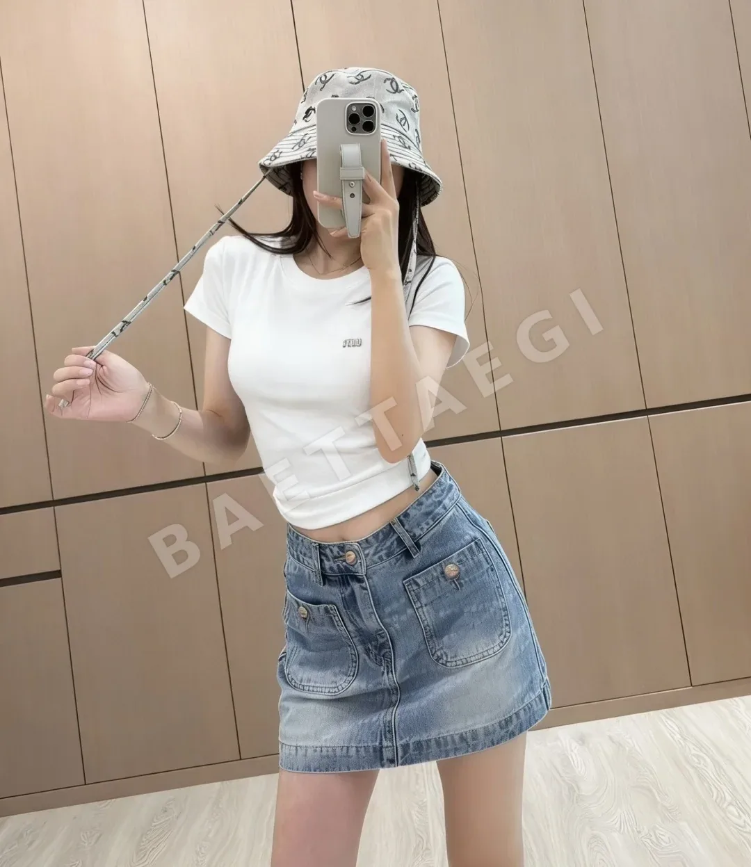 미우미우 라인스톤 로고 여성 반팔 티셔츠 상세 이미지 9