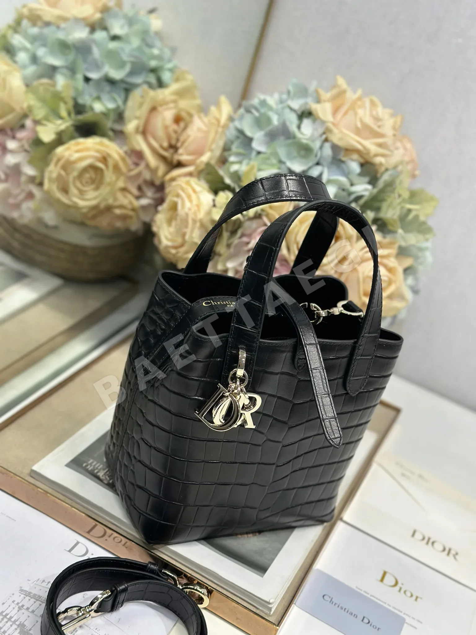 디올 뚜주흐 블랙 크로커다일 엠보스드 카프스킨 토트백 상세 이미지 2
