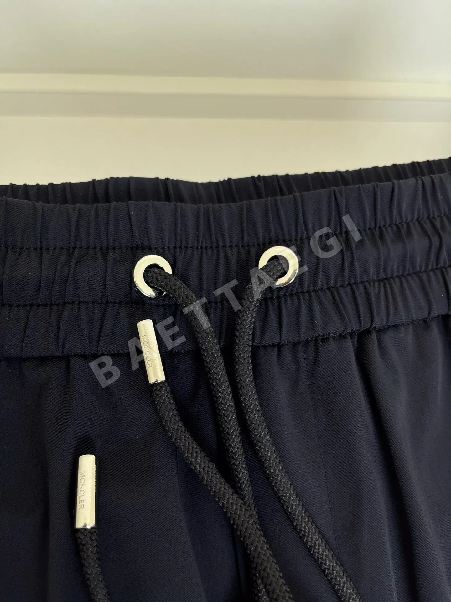 몽클레르 남성 클래식 지퍼 반바지 상세 이미지 4