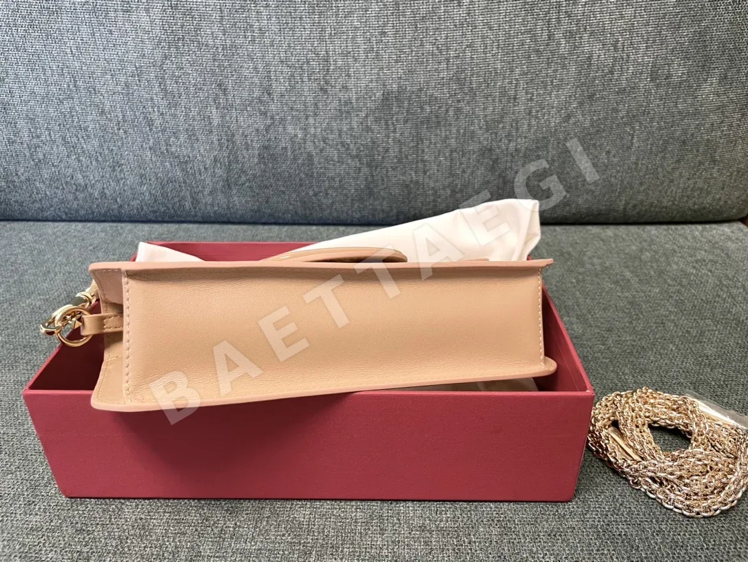 발렌티노 V로고 카프스킨 핸드백 상세 이미지 5