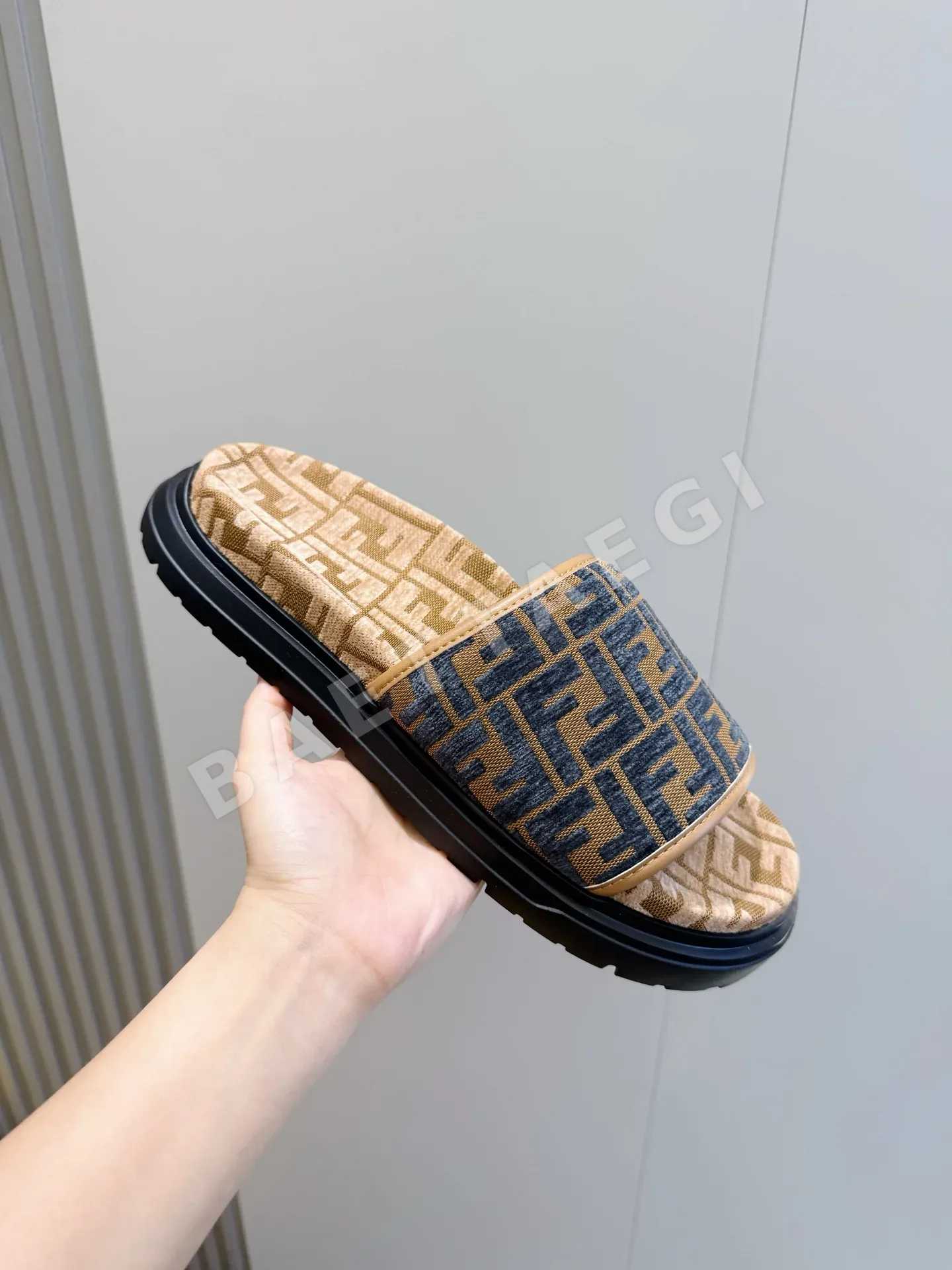 펜디 남성 비치 컬러 블록 러버 샌들 상세 이미지 5