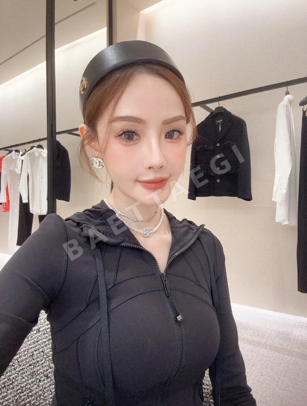 샤넬 블랙&레드 투톤 가죽 더블 C 와이드 헤드밴드 헤어악세사리 상세 이미지 7