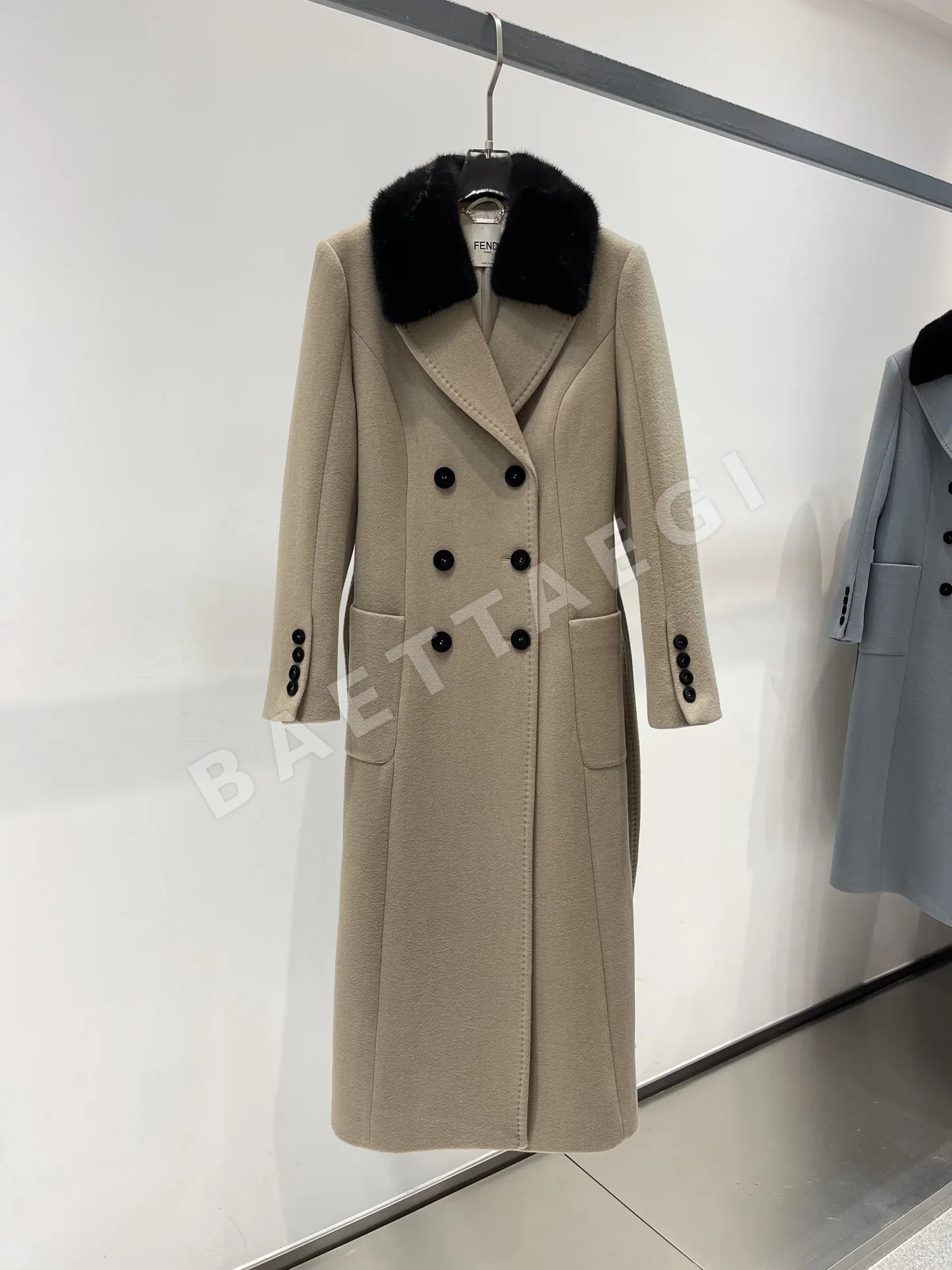 펜디 울 밍크 카라 더블브레스트 여성 자켓 상세 이미지 3