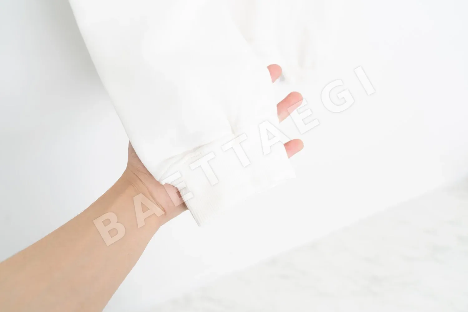 발렌시아가 로고 프린트 후드 남성용 상세 이미지 9