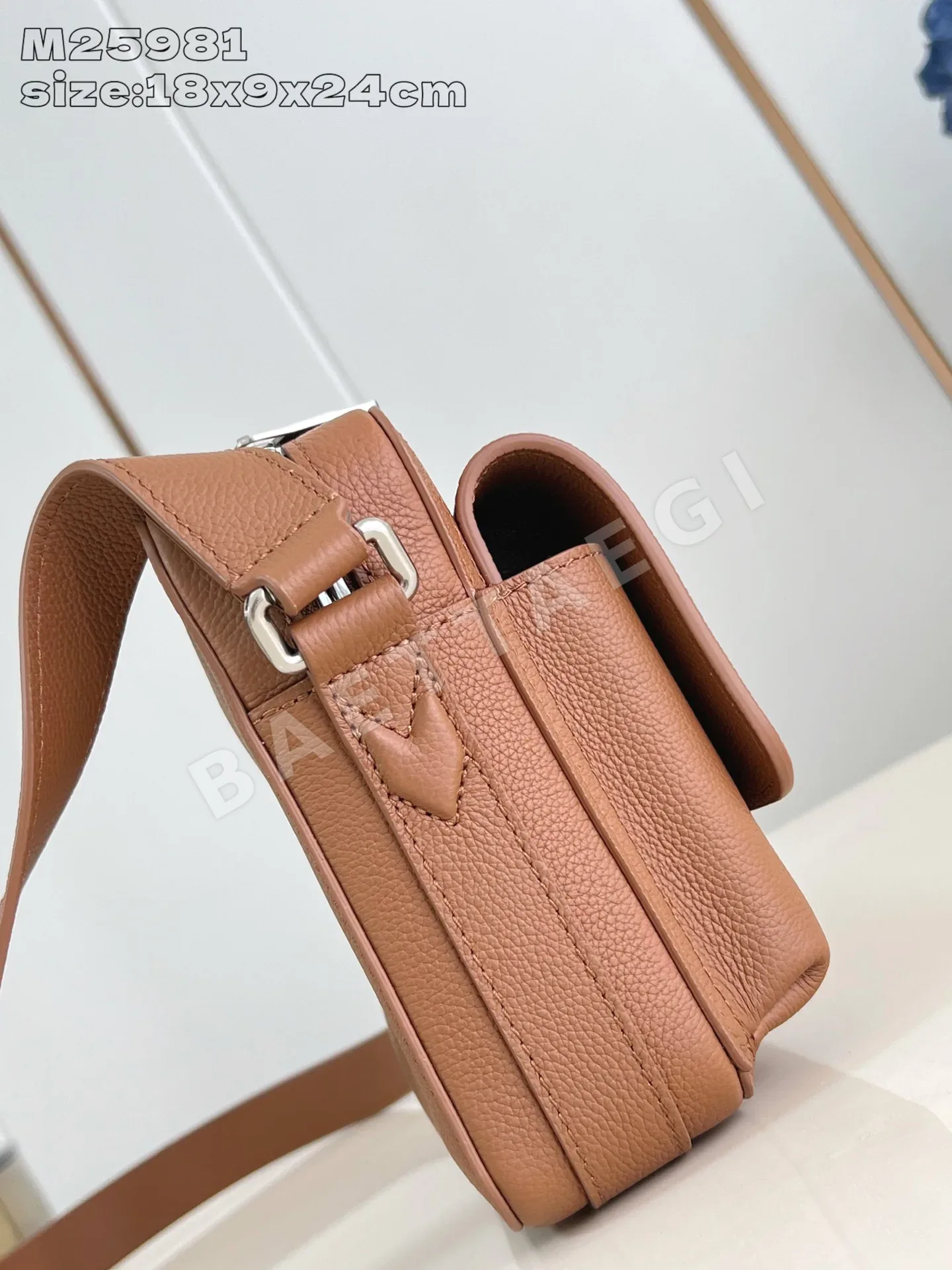 루이비통 M25981 보딩 메신저백 상세 이미지 3