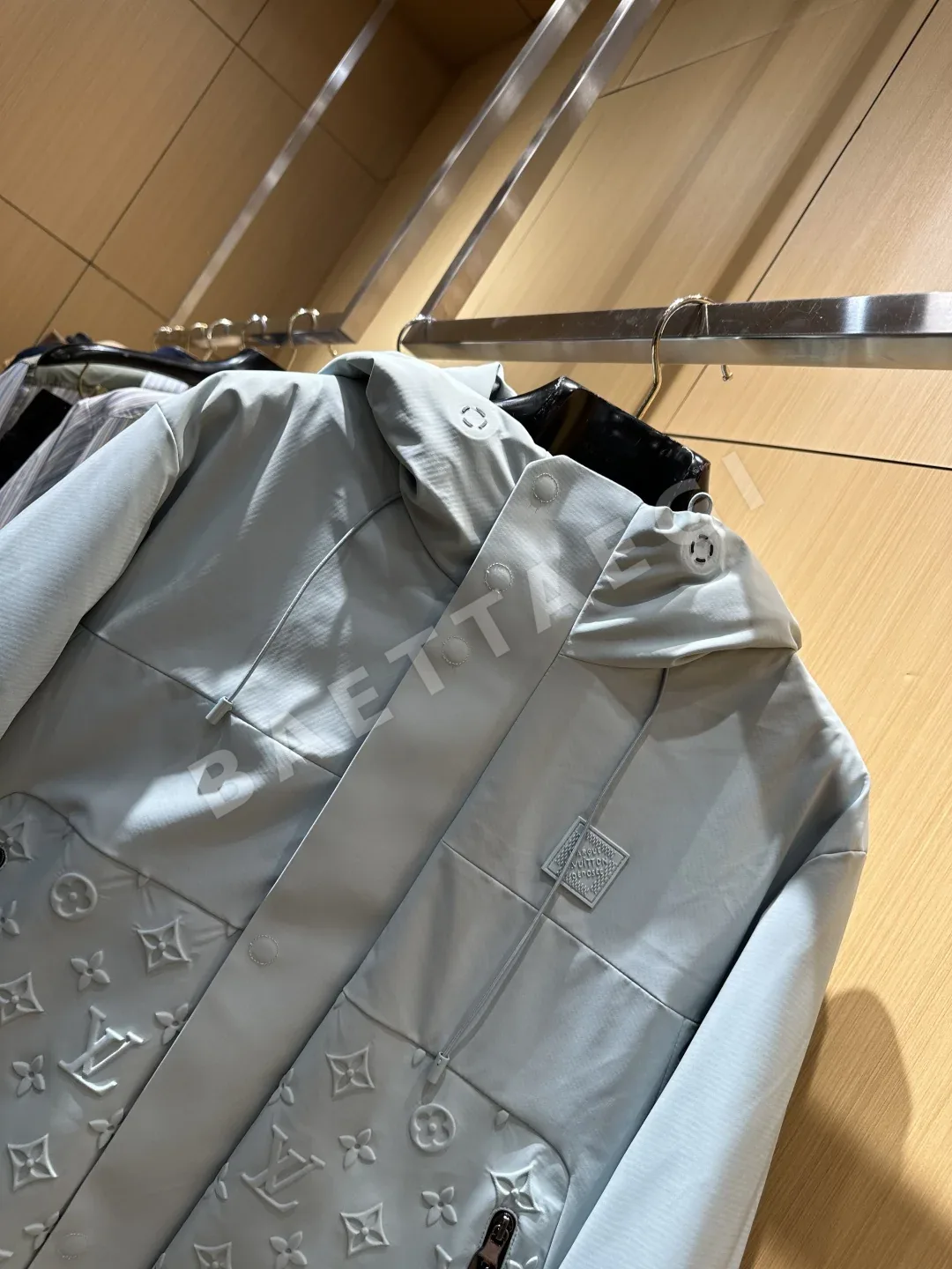 루이비통 엠보스 모노그램 후드 구스 다운 자켓 상세 이미지 18