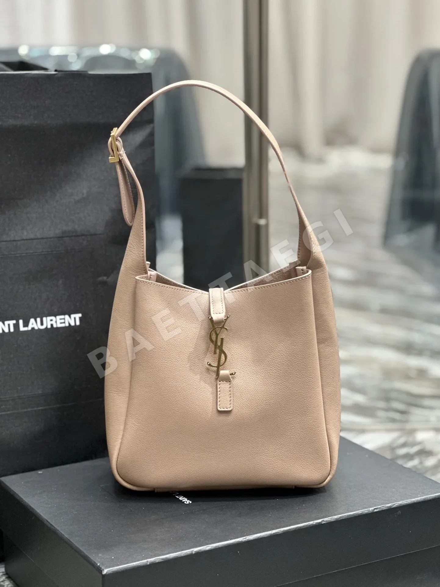 생로랑 마오 베이지 빈티지풍 호보 언더암 가방 713938