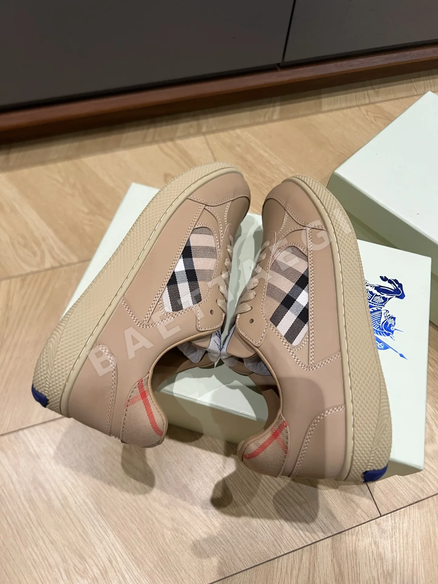 버버리 클래식 체크 캐주얼 신발 상세 이미지 8
