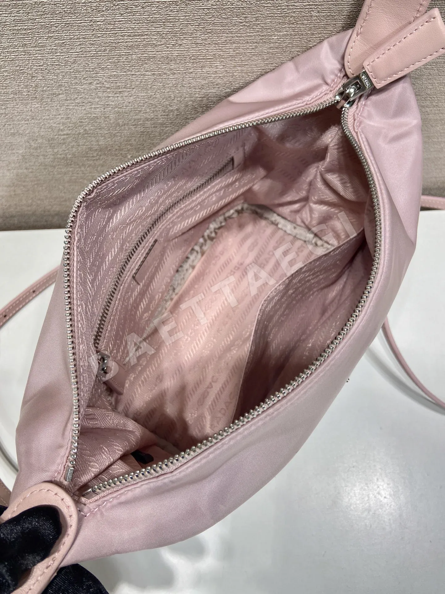 프라다 리사이클 나일론 미니 숄더백 상세 이미지 8