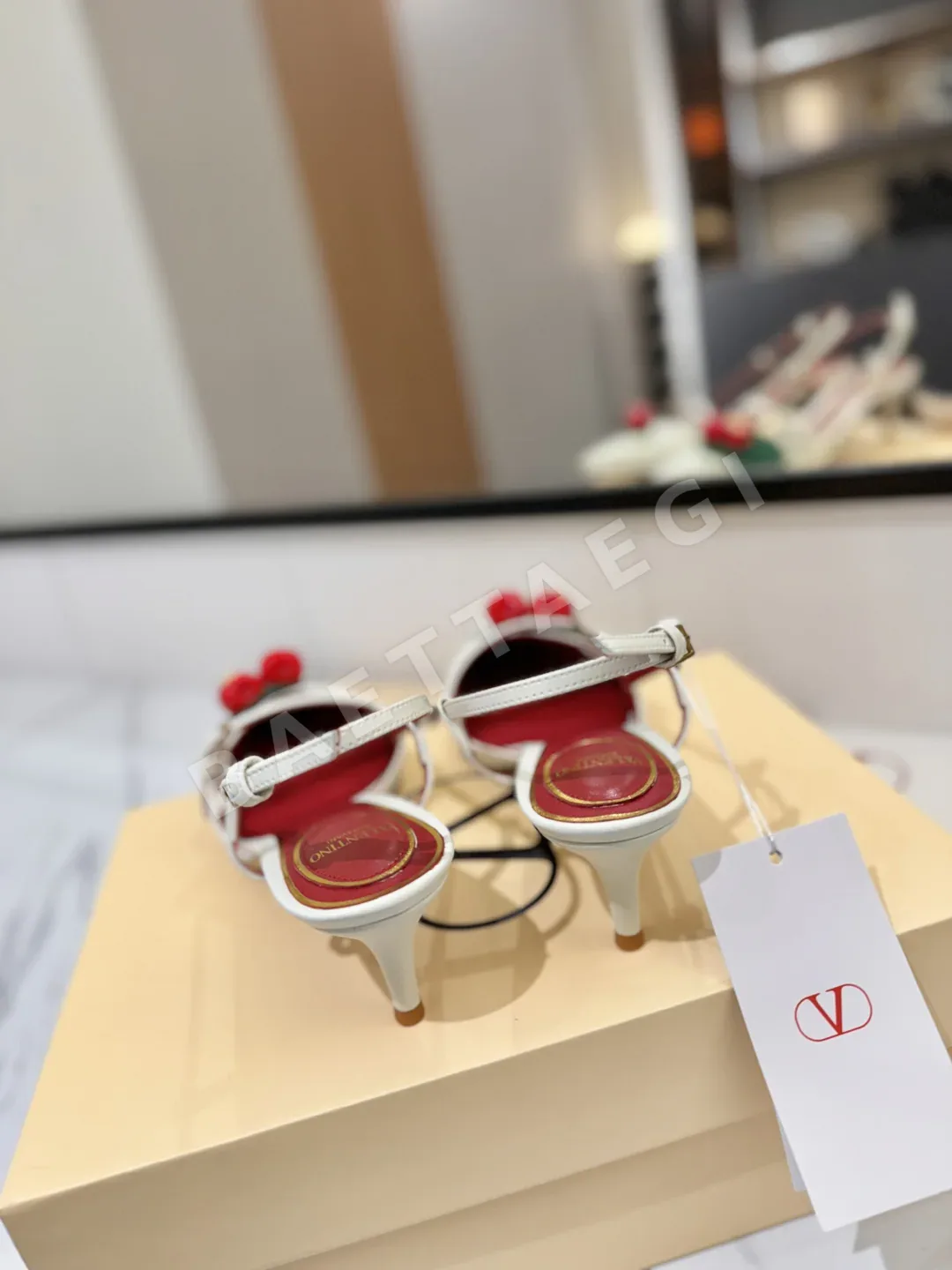 발렌티노 V 버클 체리 장식 샌들 상세 이미지 8