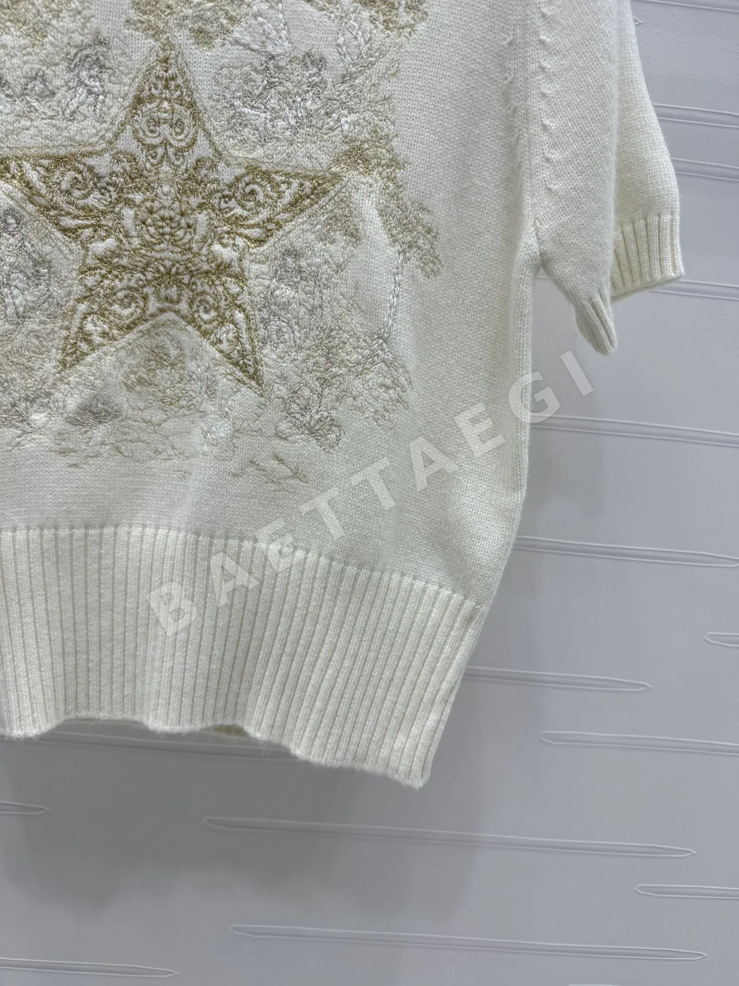 디올 Chez Moi 자수 캐시미어 반팔 티셔츠 상세 이미지 6