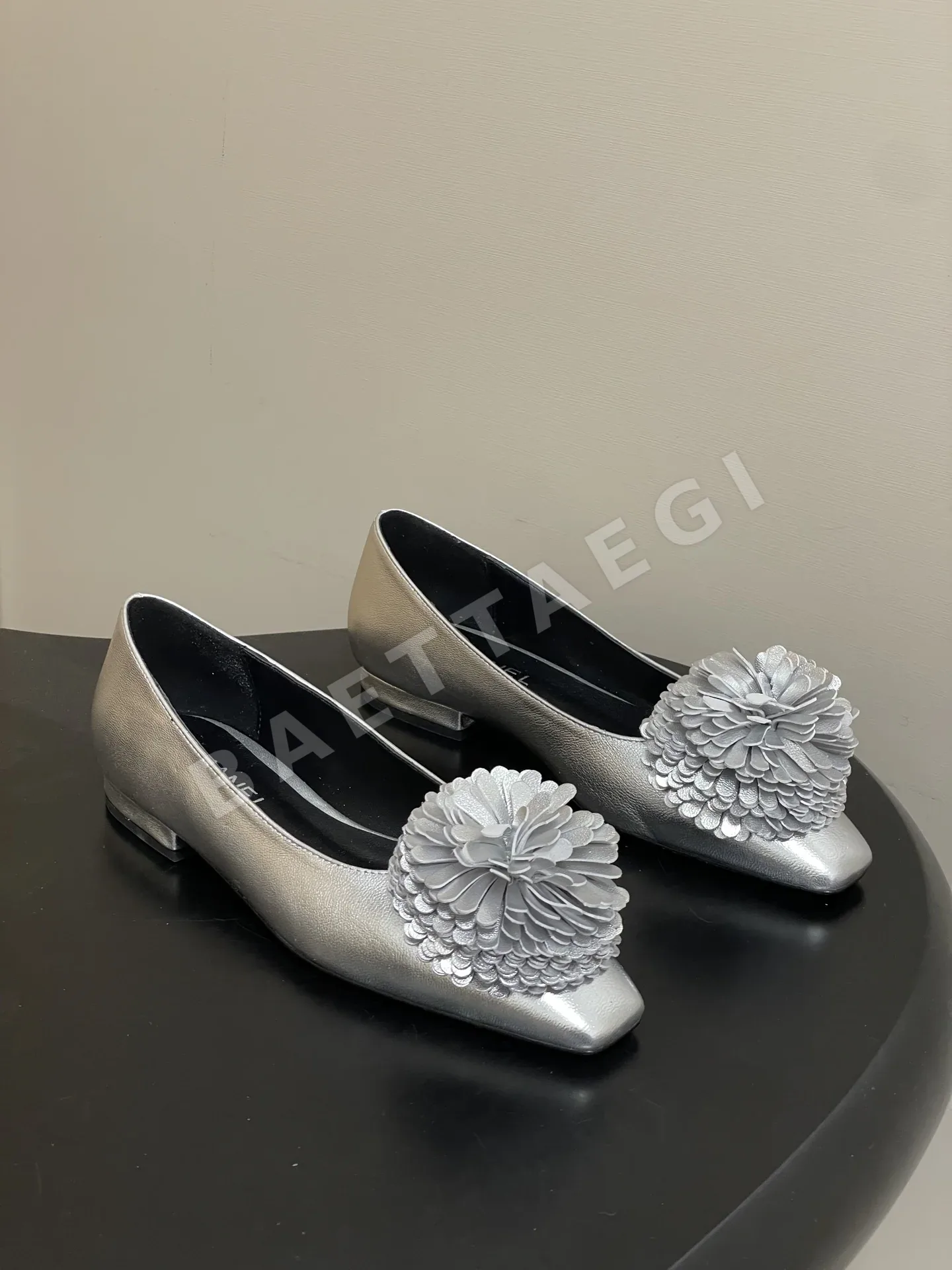 샤넬 카멜리아 장식 백스트랩 플랫 샌들 104975