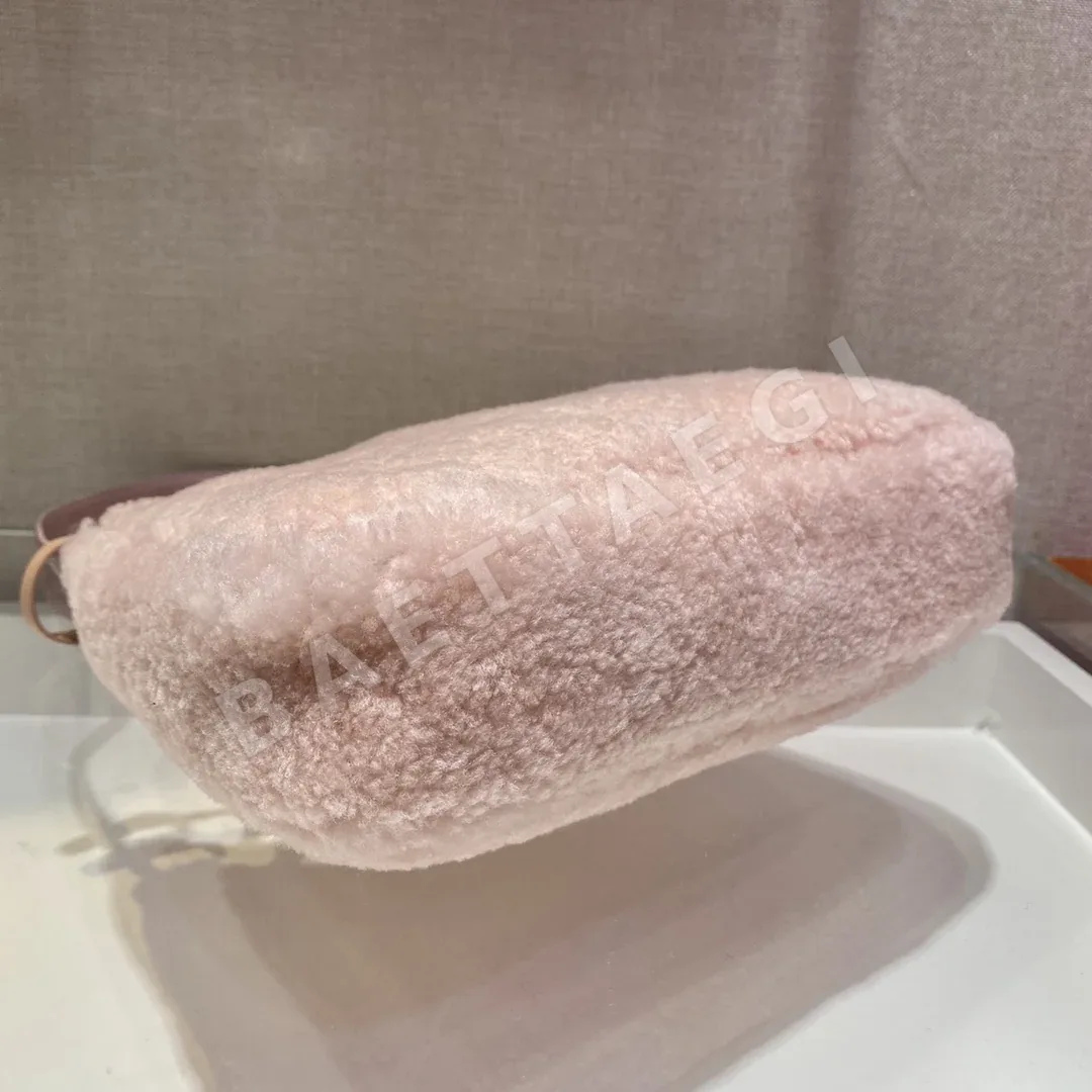 프라다 보송보송 호보백 상세 이미지 7