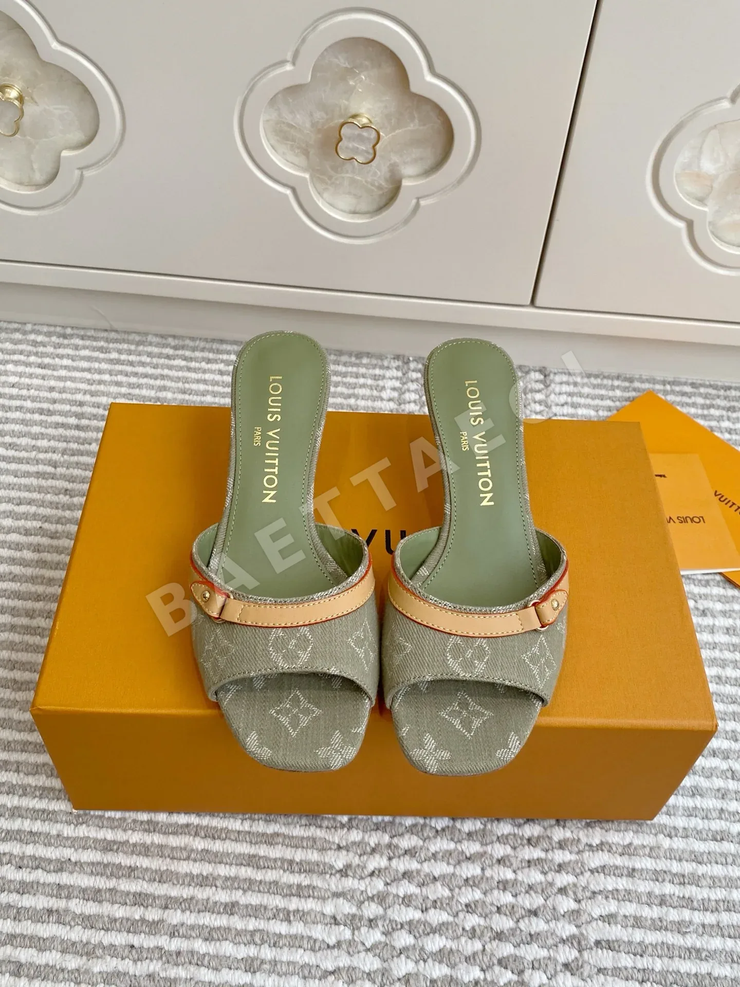 루이비통 LV 키티 힐 뮬 샌들 41834