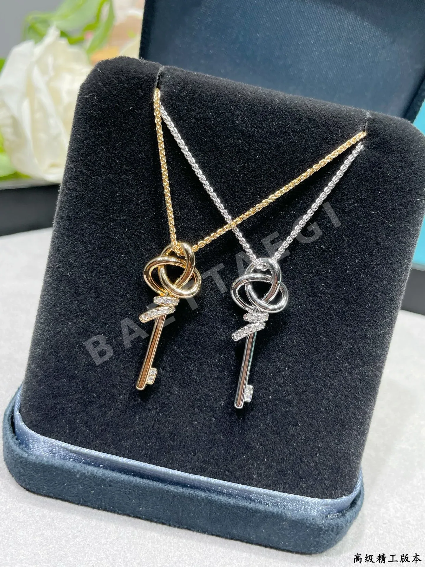 티파니 18K 골드 다이아몬드 T 노트 키 목걸이 상세 이미지 6