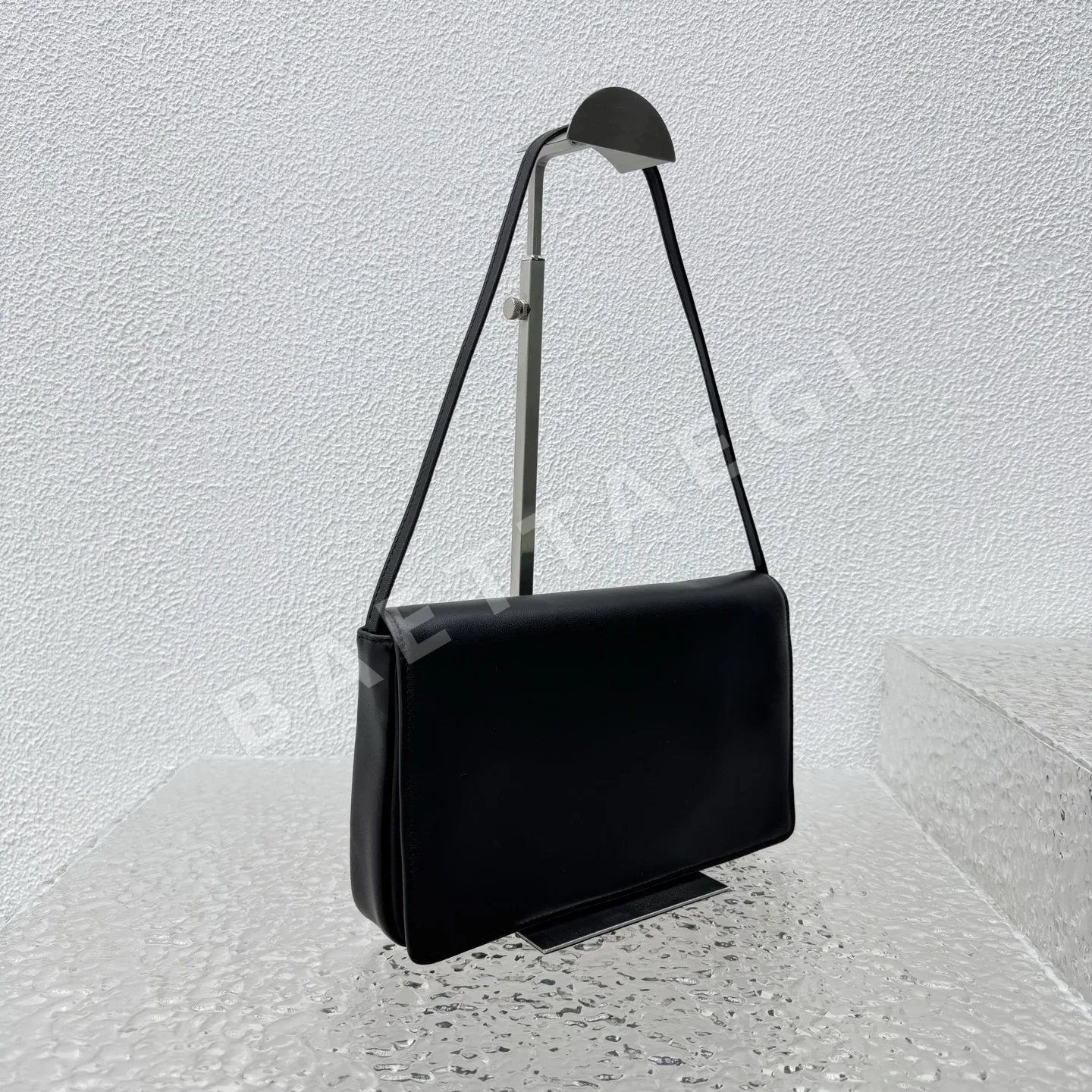 더로우 블랙 램스킨 플랩 숄더백 상세 이미지 3