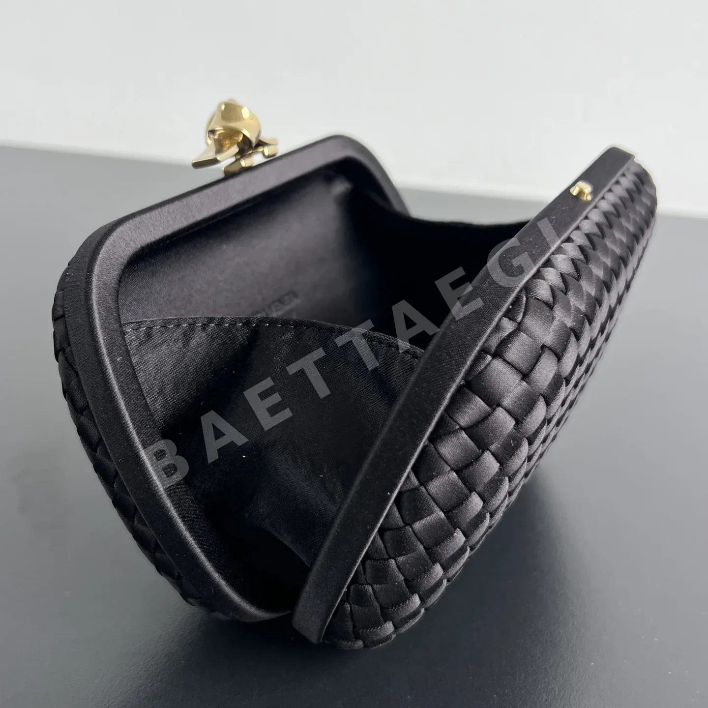 보테가베네타 새틴 이브닝 가방 상세 이미지 6