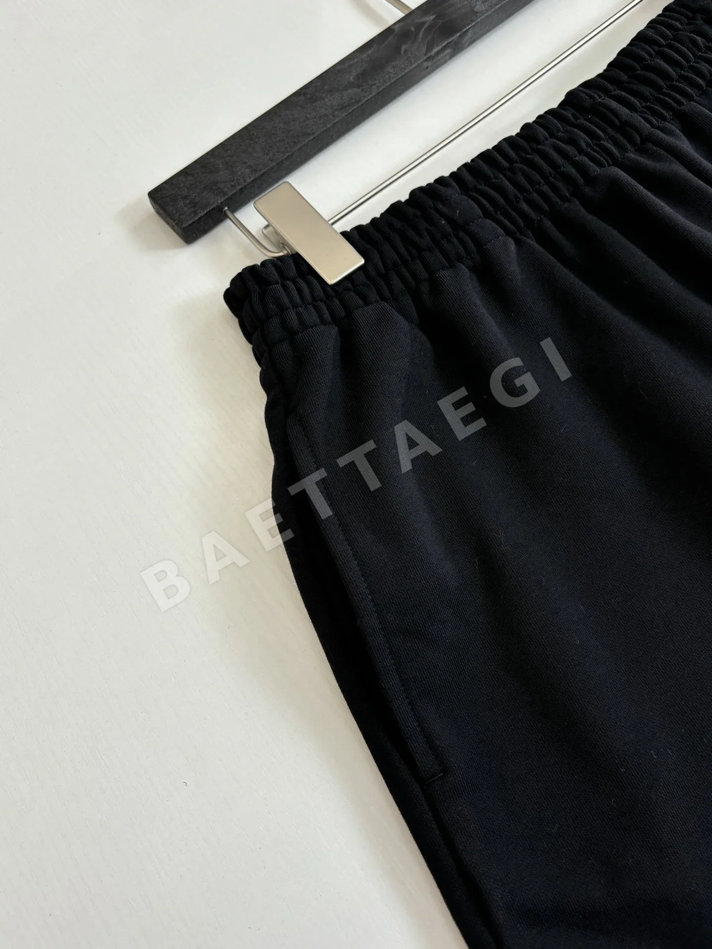 발렌시아가 로고 자수 코튼 반바지 5267 상세 이미지 5