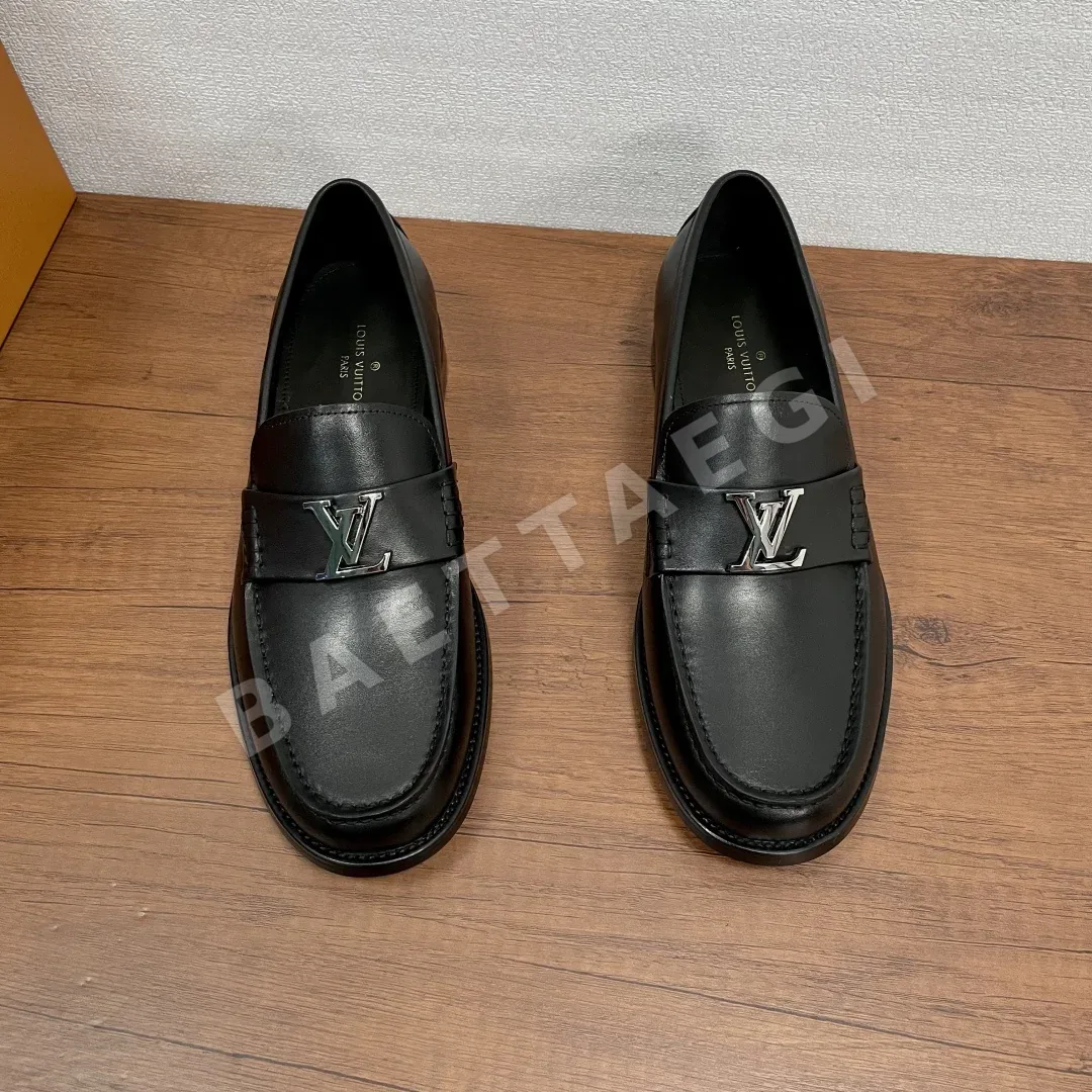 루이비통 메이저 로퍼 남성 가죽 LV 로고 메탈 버클 상세 이미지 2
