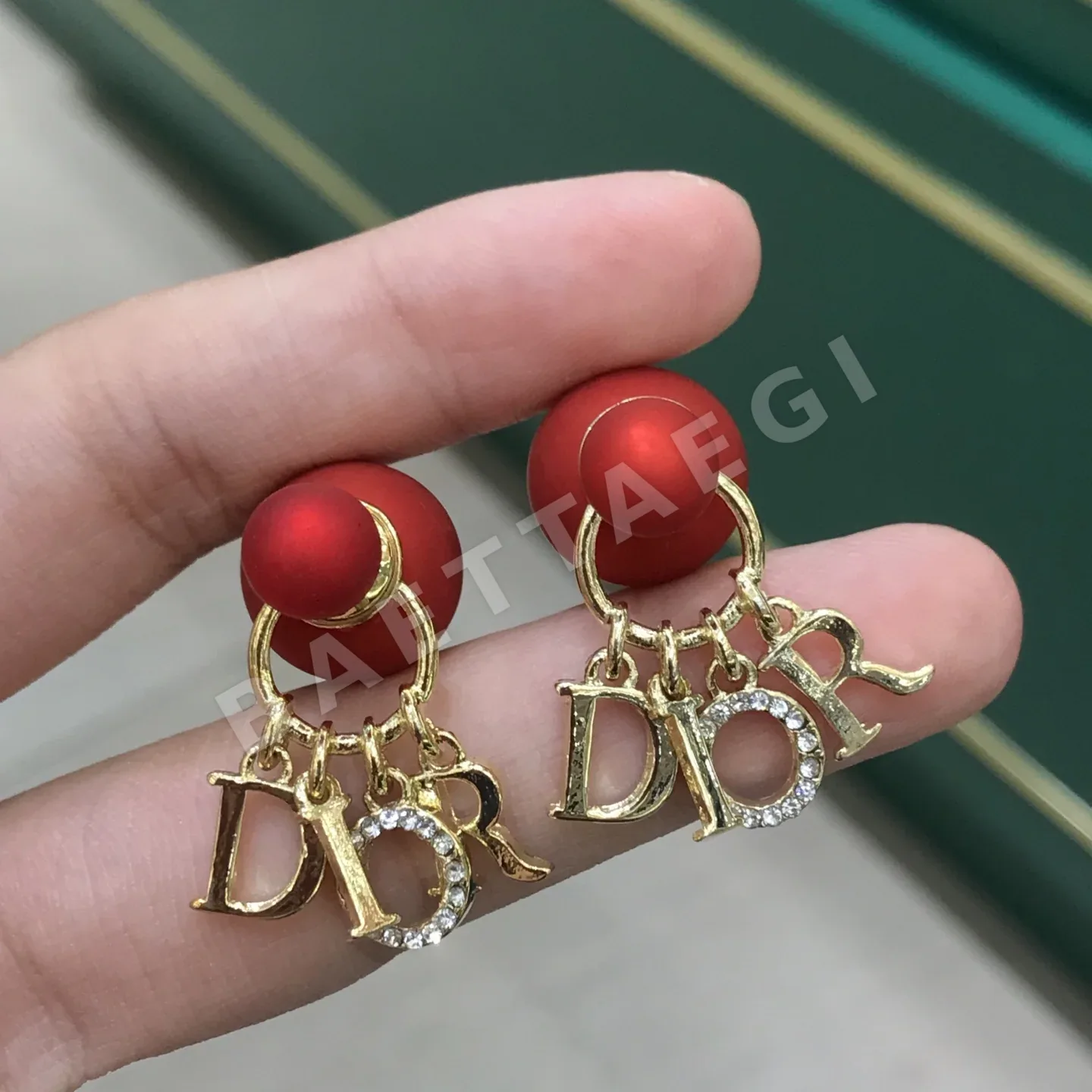 디올 레드 진주 이니셜 귀걸이 상세 이미지 5