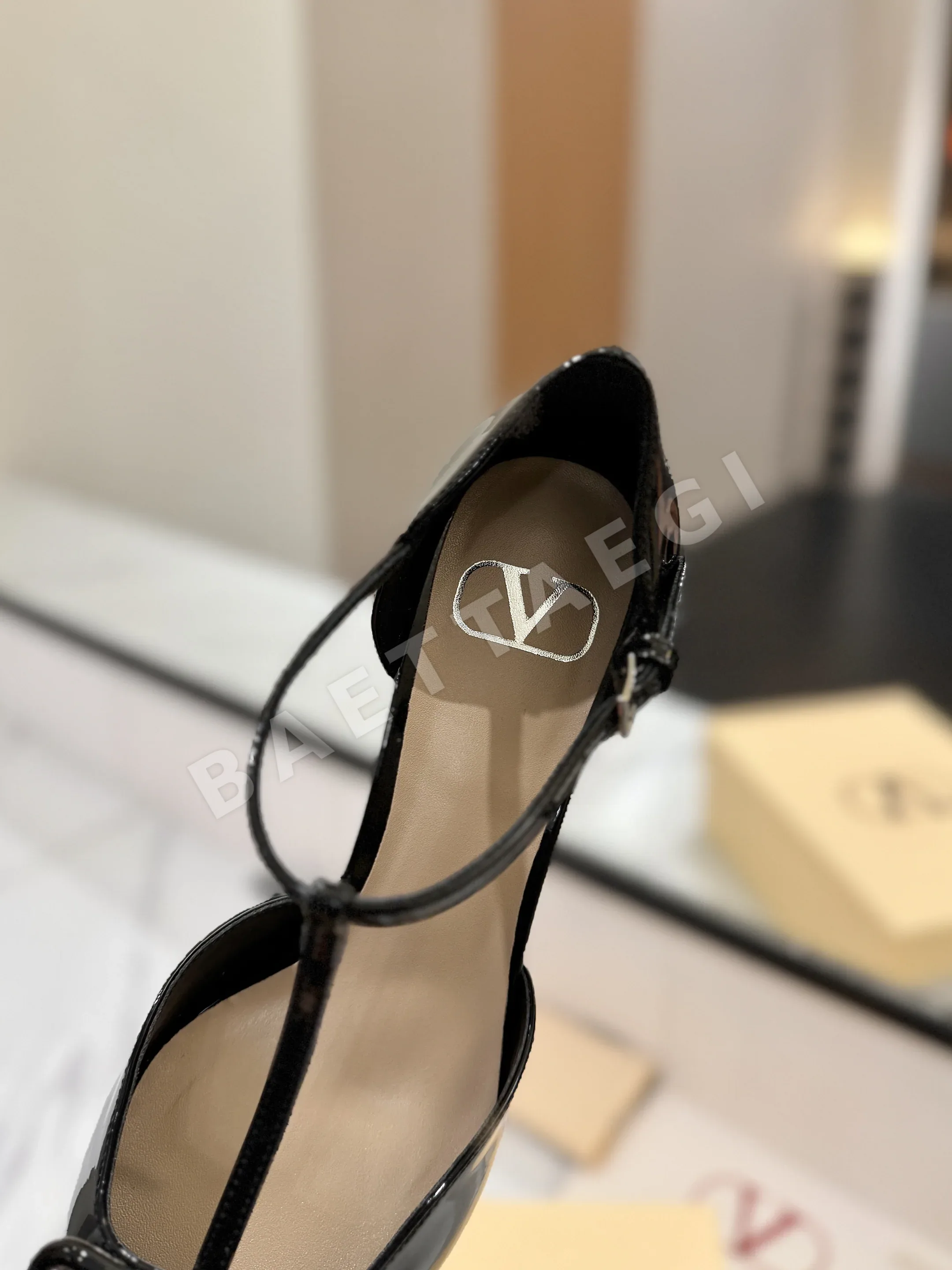 발렌티노 V 로고 버클 샌들 상세 이미지 17