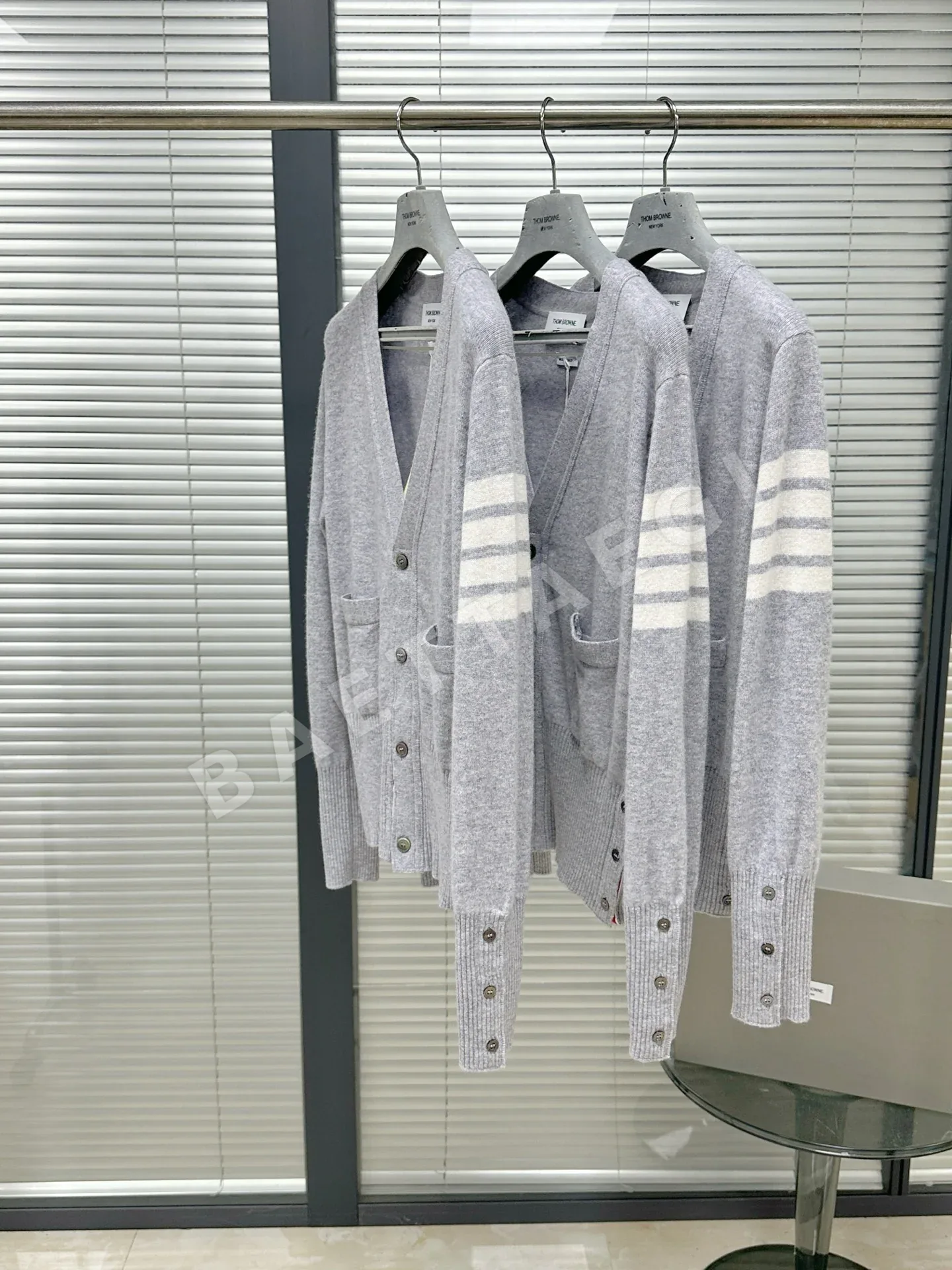 톰브라운 남성 울 V넥 4바 스트라이프 가디건 상세 이미지 4