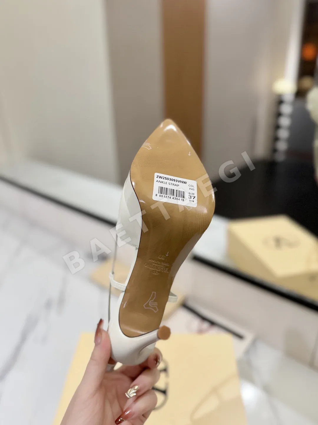 발렌티노 뾰족 앞코 V 버클 하이힐 샌들 상세 이미지 9