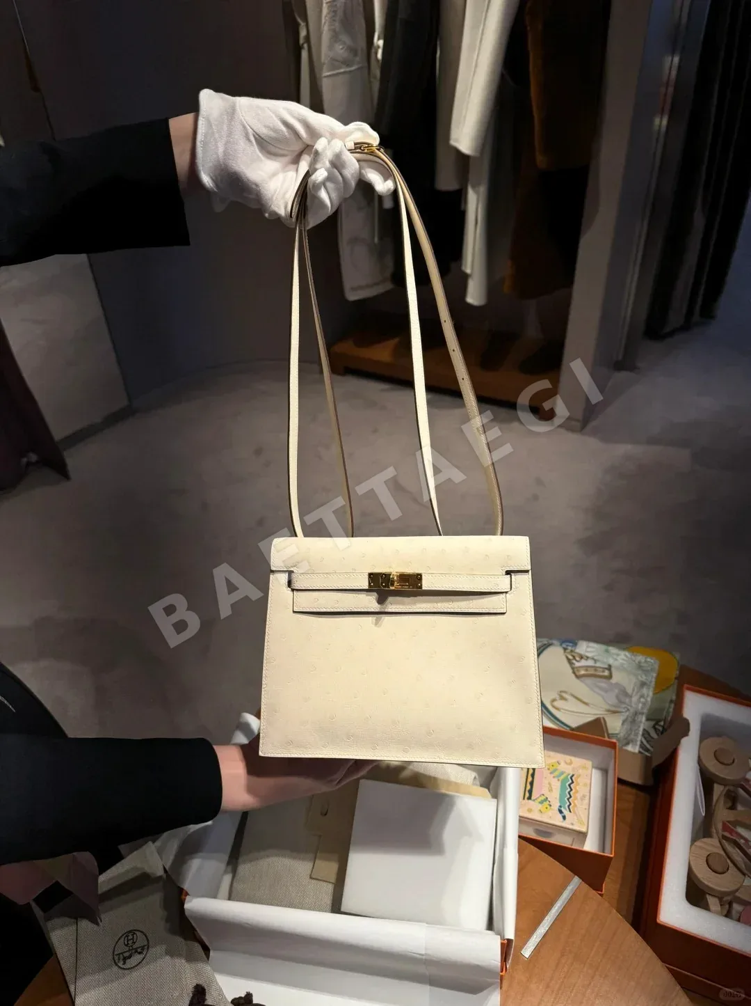 에르메스 켈리 단스 백 크림색 KK 타조 가죽 상세 이미지 3
