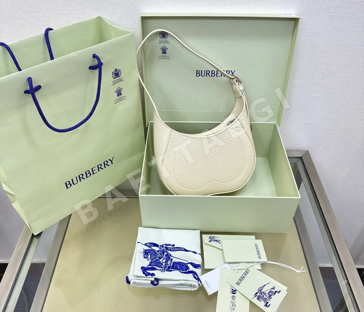 버버리 B자형 체크 펜던트 송아지가죽 숄더백 40020
