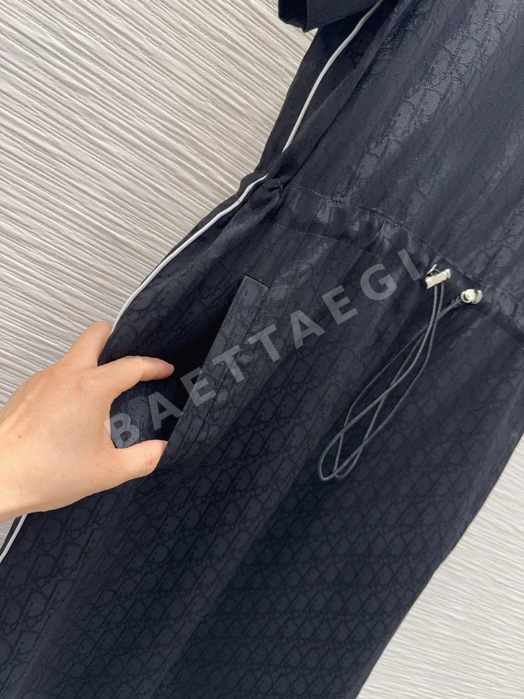 디올 벌무늬 자수 벨티드 여성 원피스 상세 이미지 5