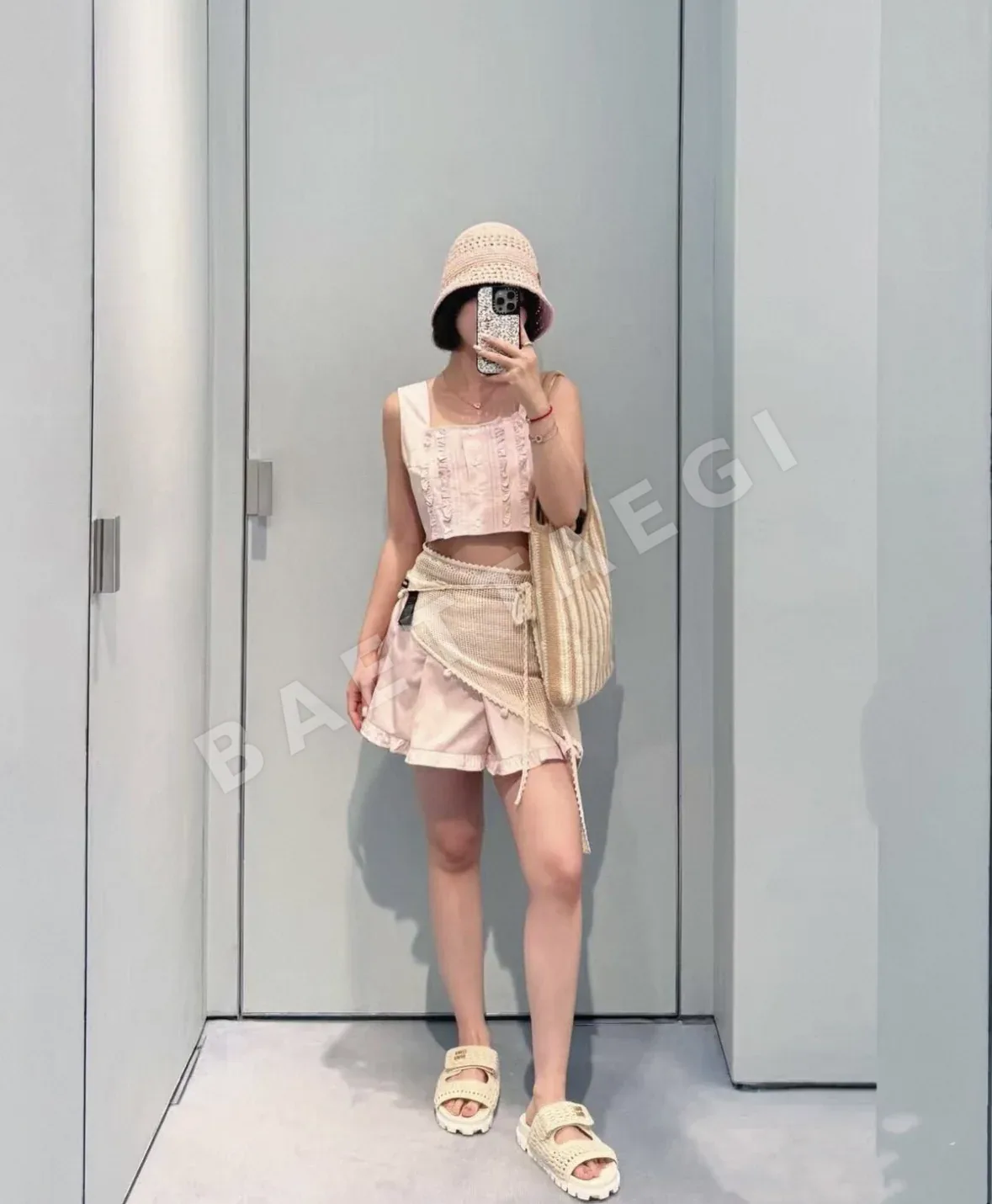 미우미우 스퀘어넥 프릴 버튼 크롭 반팔 티셔츠 상세 이미지 4