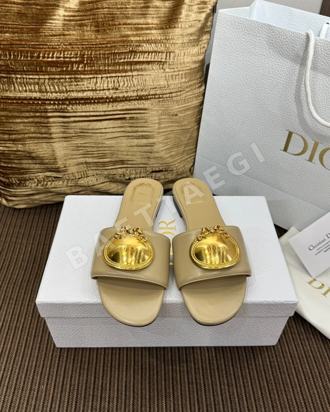 디올 카나주 메탈 버클 램스킨 샌들 상세 이미지 3