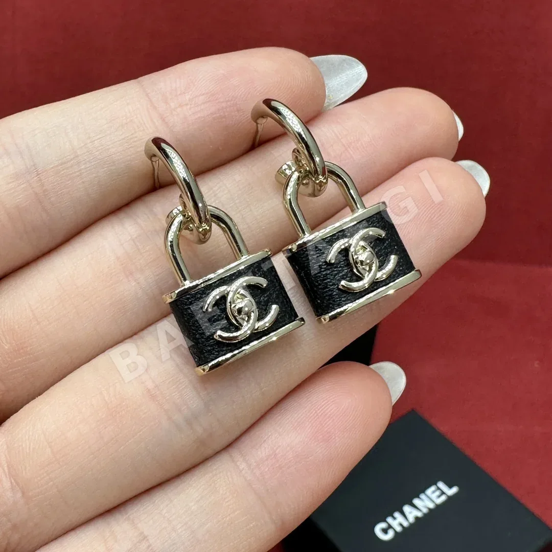 샤넬 메티에다르 패드록 금장 귀걸이 178153