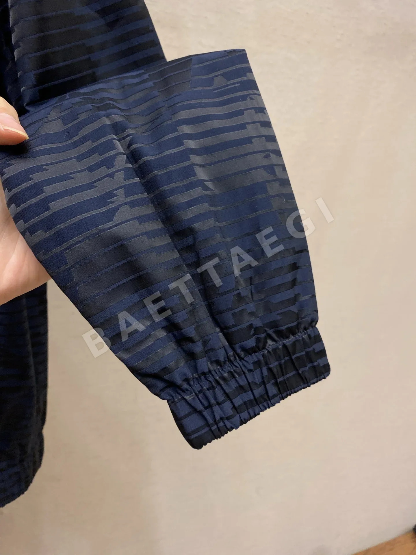 루이비통 뉴스트라이프 클로버 로고 남성 스탠드카라 자켓 상세 이미지 9