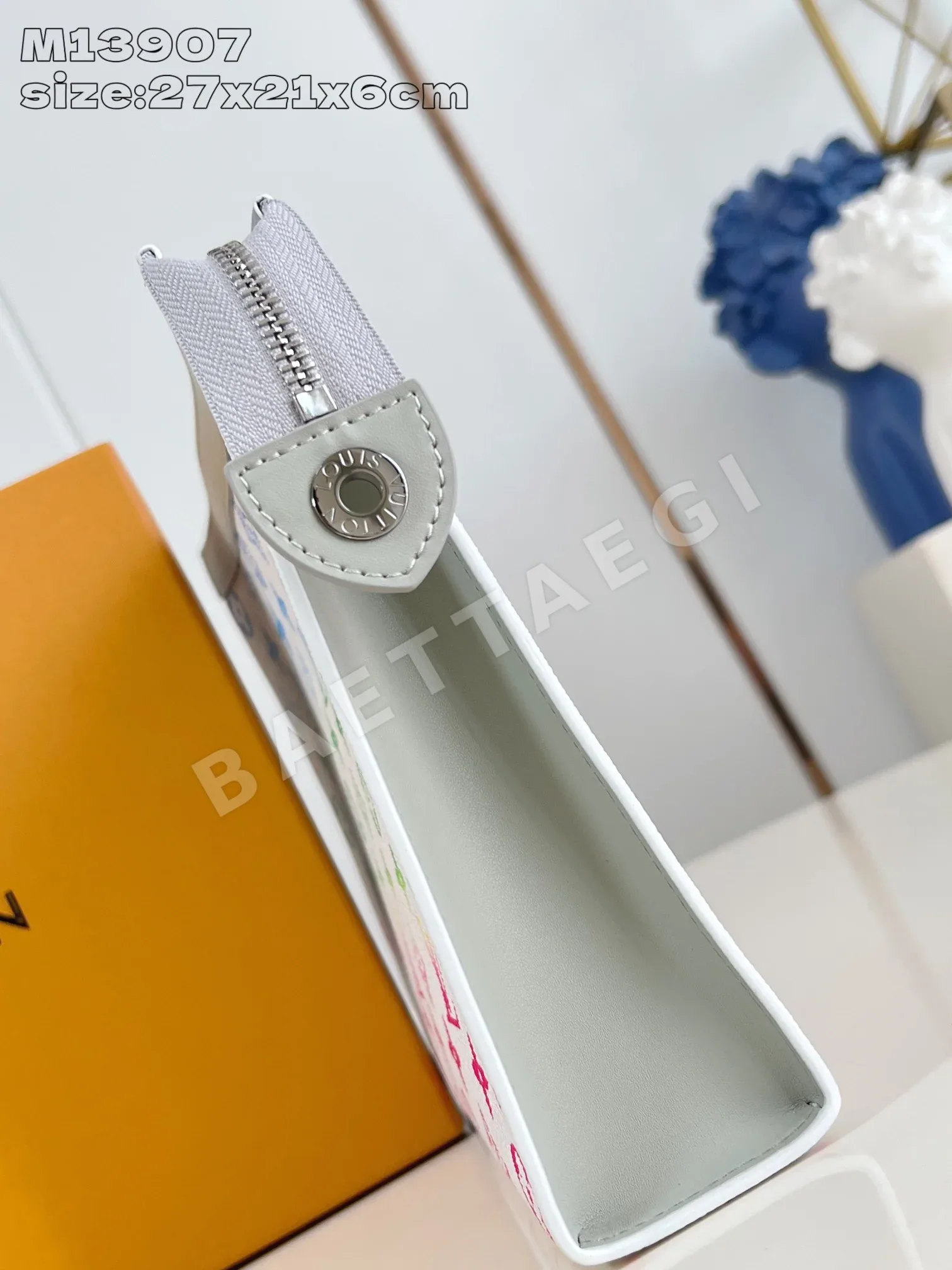 루이비통 M13907 블랙 포쉐트 핸드백 미디엄 모노그램 상세 이미지 5