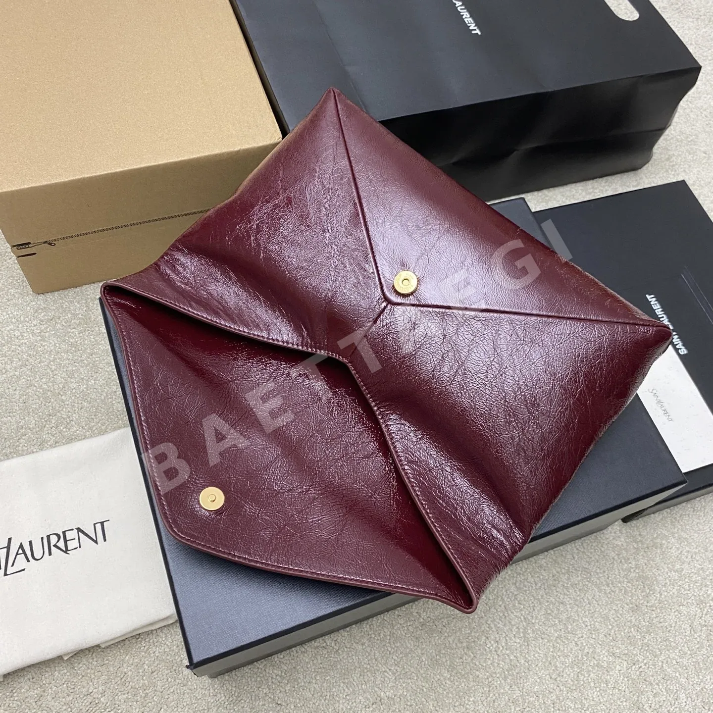 생로랑 레드 양가죽 YSL 로고 엔벨로프 클러치 가방 상세 이미지 7