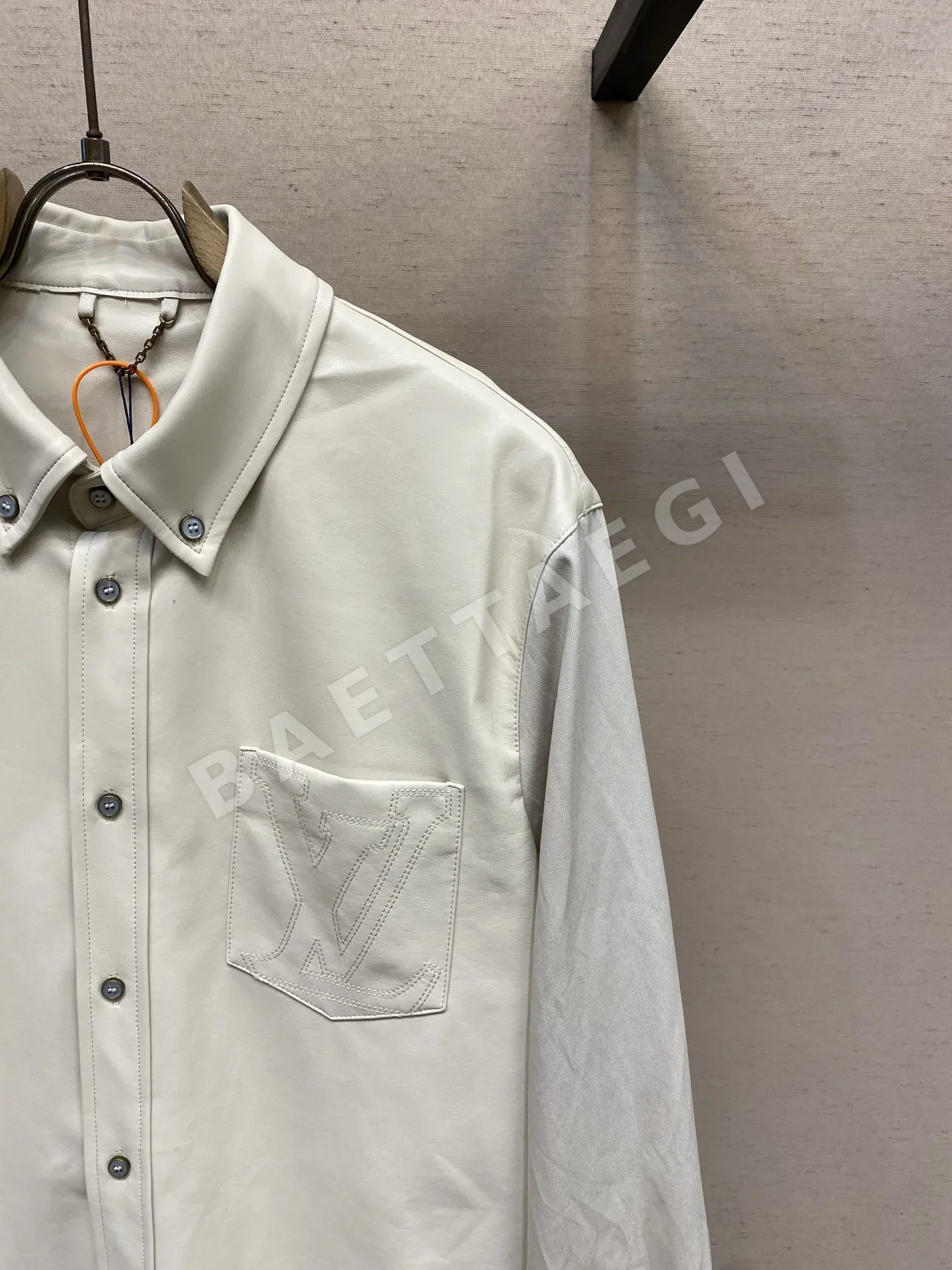 루이비통 자수 LV 로고 가죽 재킷 긴팔 상세 이미지 3