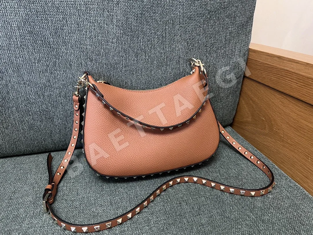 발렌티노 그레인 카프스킨 미니 호보백 상세 이미지 9