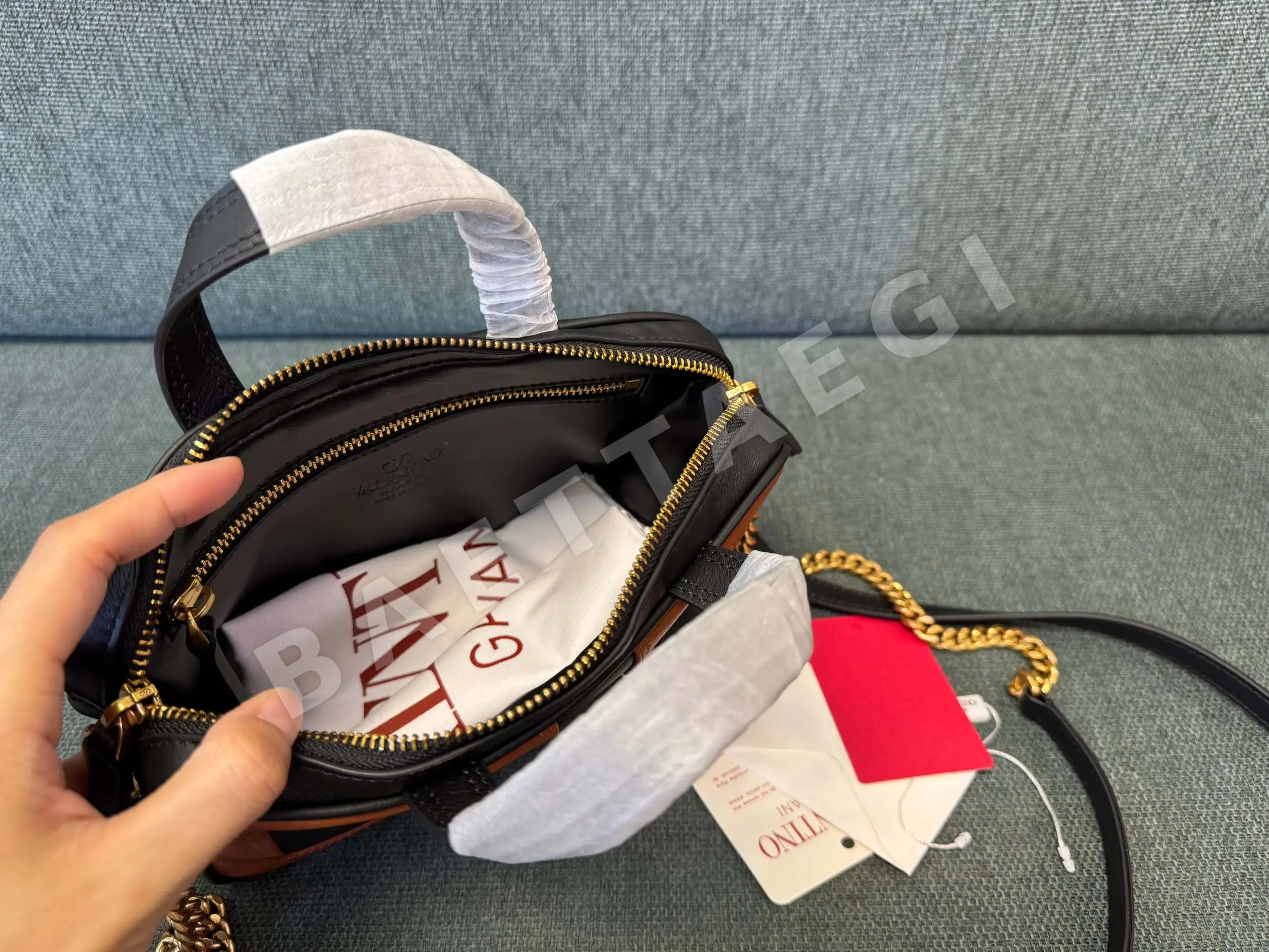 발렌티노 V로고 6400 램스킨 크로스백 레플리카 상세 이미지 5