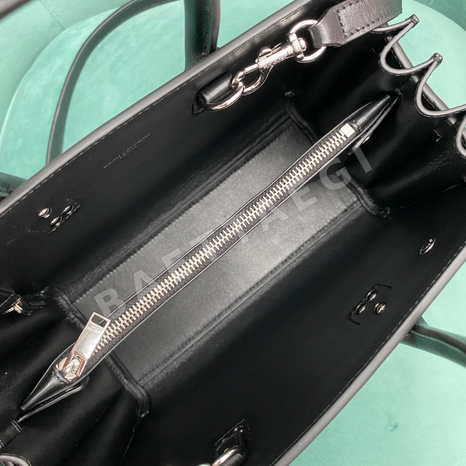 생로랑 Sac De Jour 아코디언 가방 상세 이미지 6