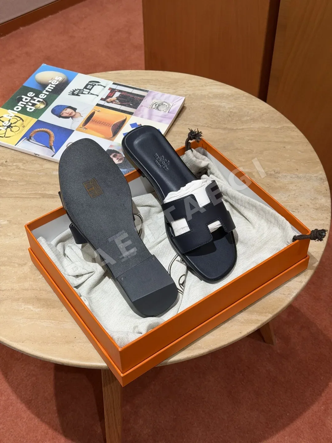 에르메스 오란 샌들 네이비 블루 가죽 H 컷아웃 상세 이미지 4